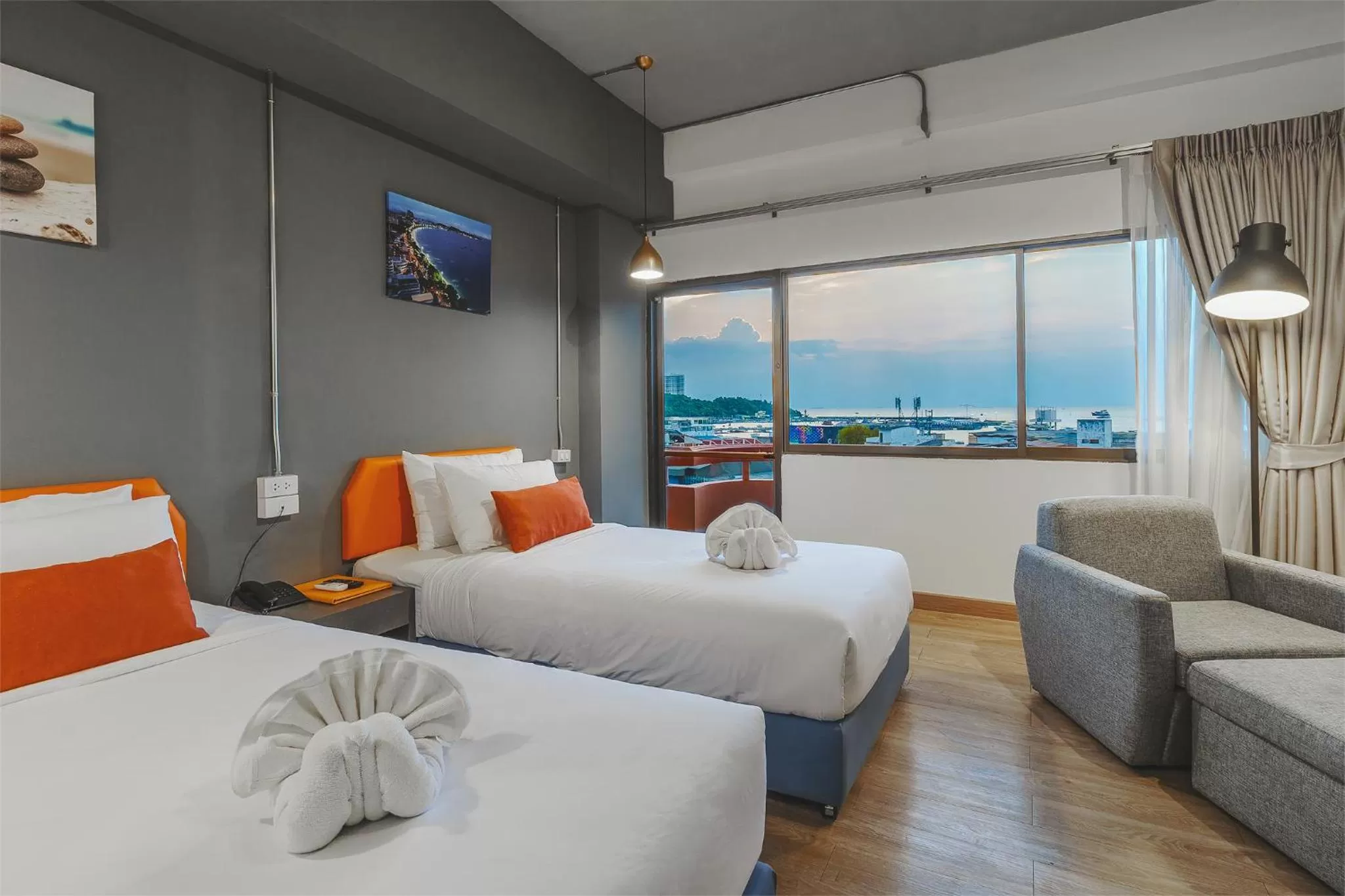 Bed in 7 Stays Pattaya Hotel