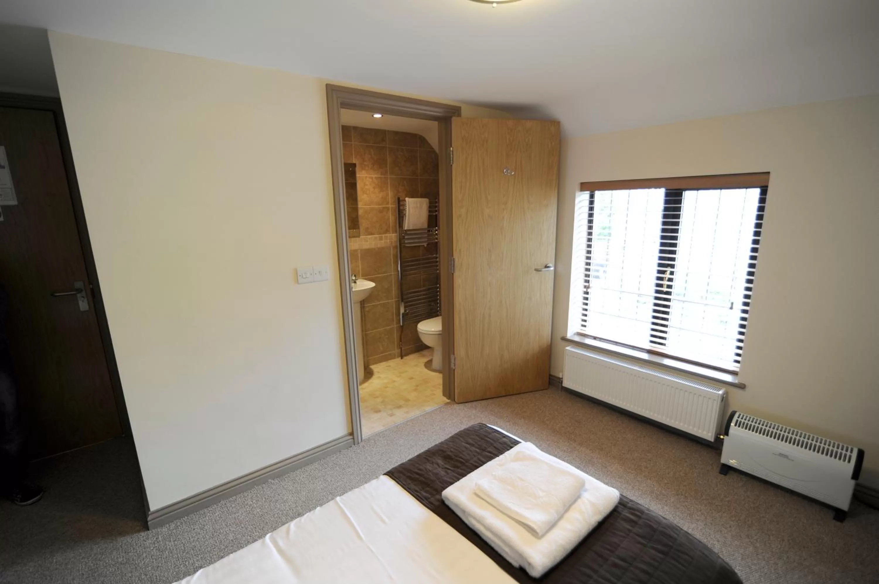 Bedroom, Bed in The Elm Tree Inn