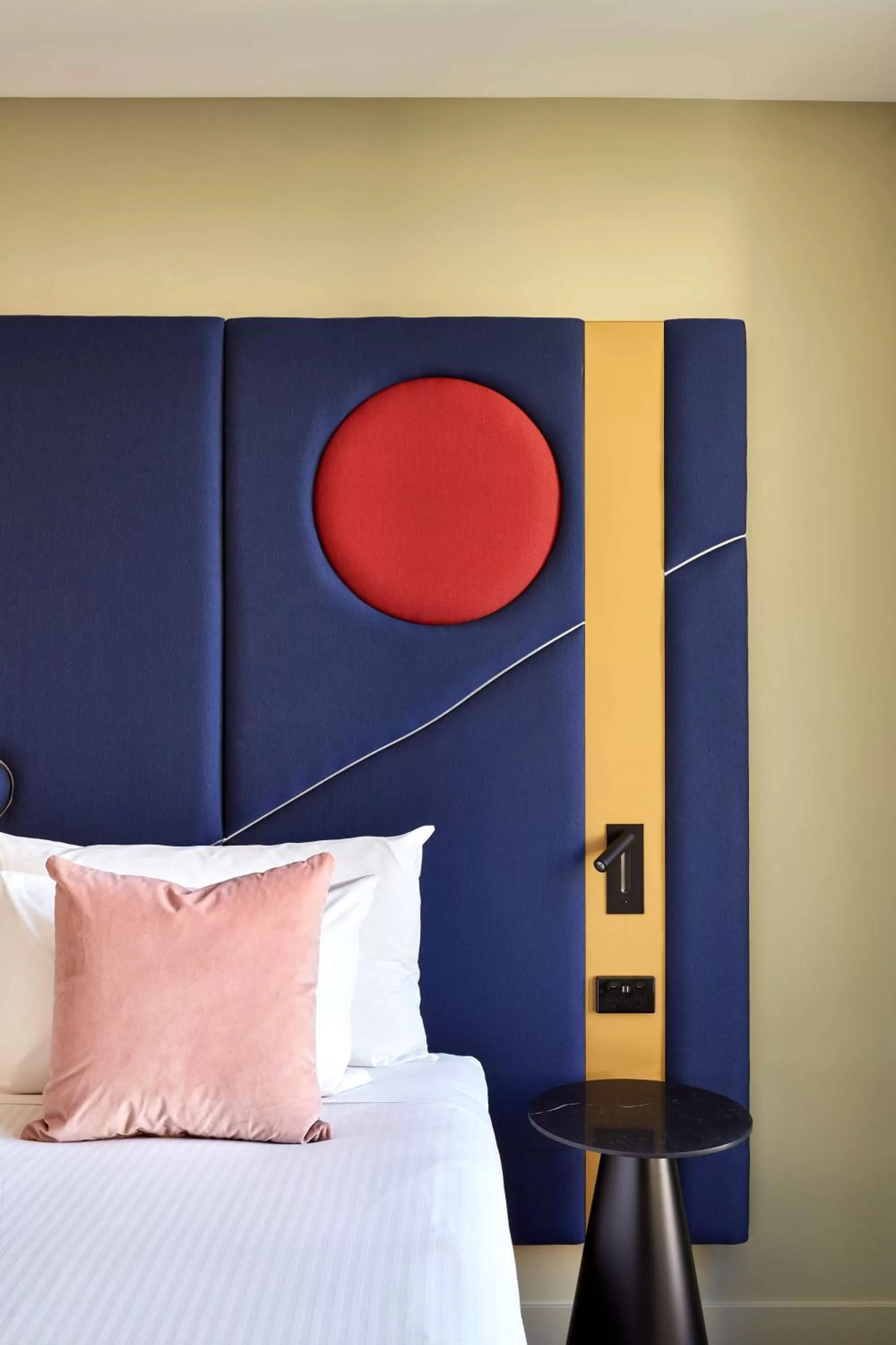 View (from property/room), Bed in Quincy Hotel Melbourne