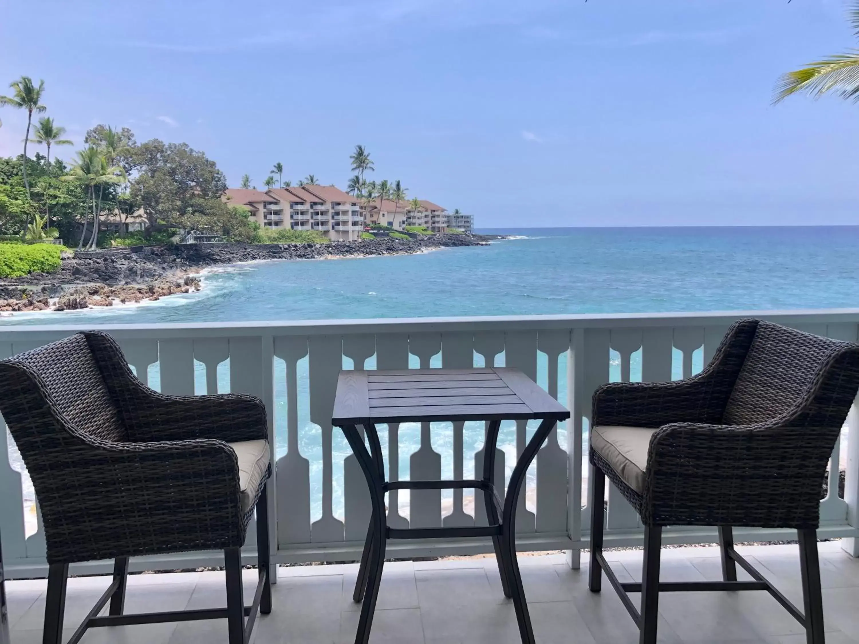 2nd Floor King Deluxe with Oceanfront Lanai in Kona Tiki Hotel 2nd Floor King Deluxe with Oceanfront Lanai in Kona Tiki Hotel
