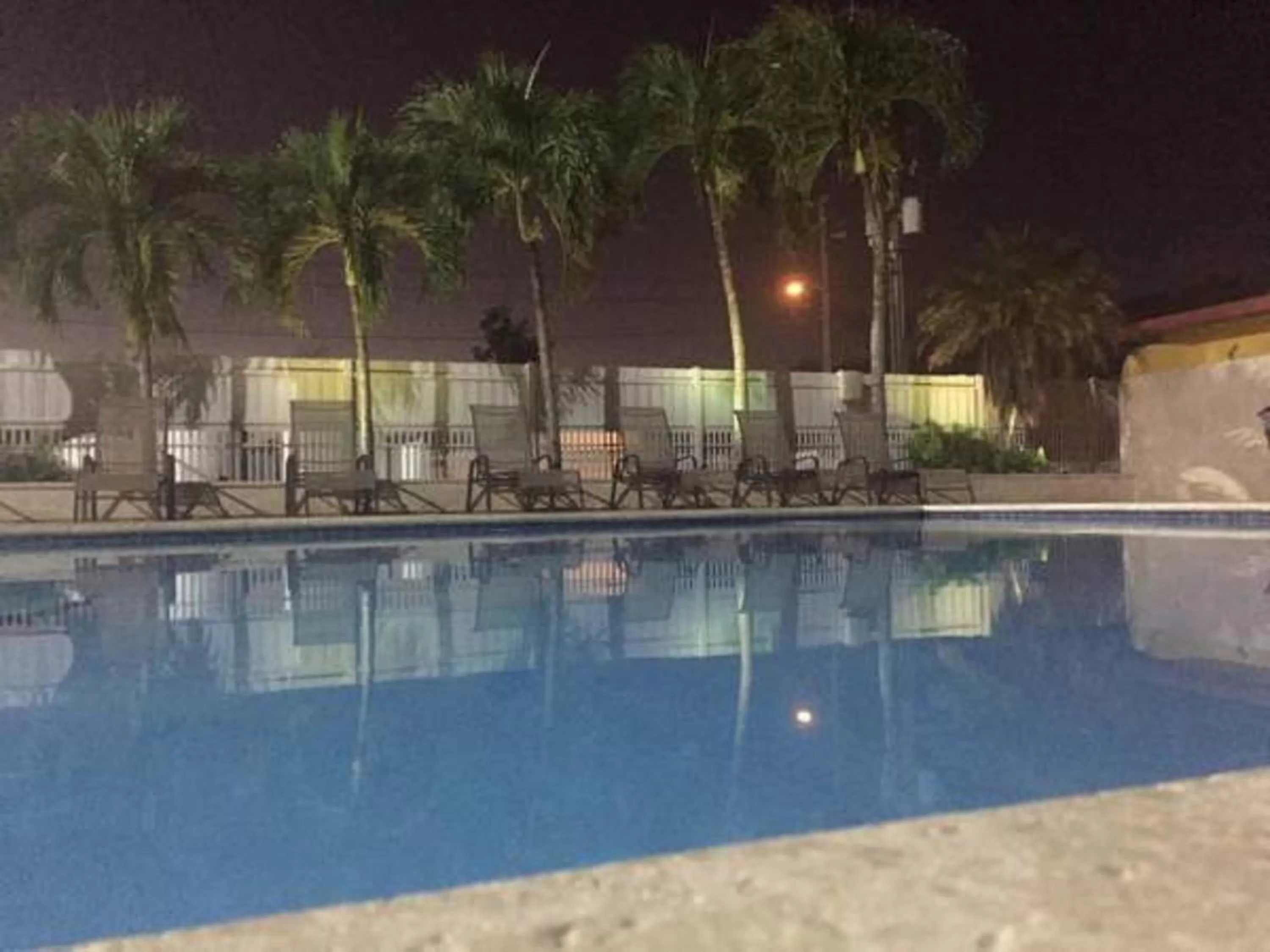 Swimming pool in Arecibo Inn