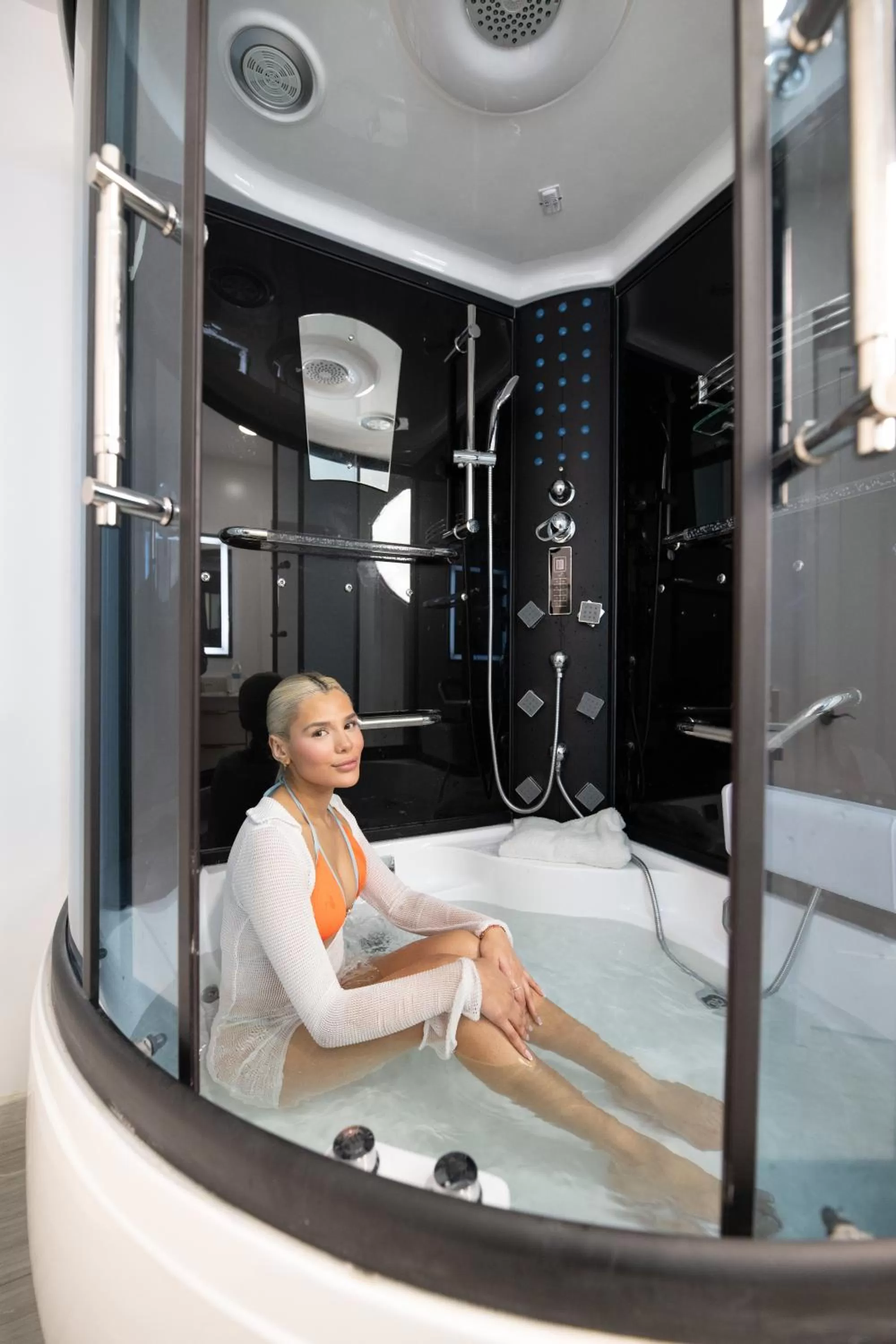 Bathroom, Bed in Omeo Suites