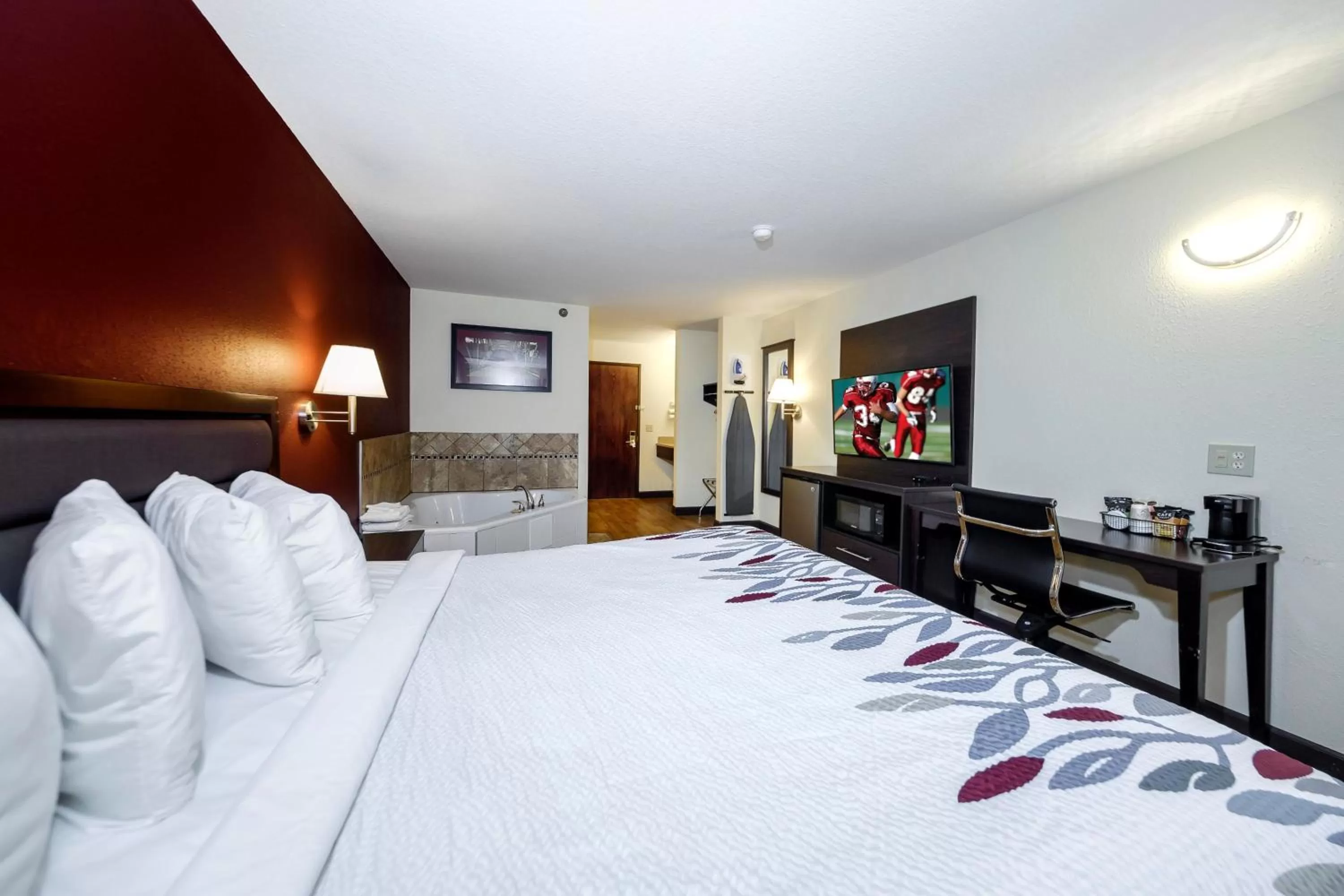 Photo of the whole room, Bed in Red Roof Inn Osage Beach - Lake of the Ozarks