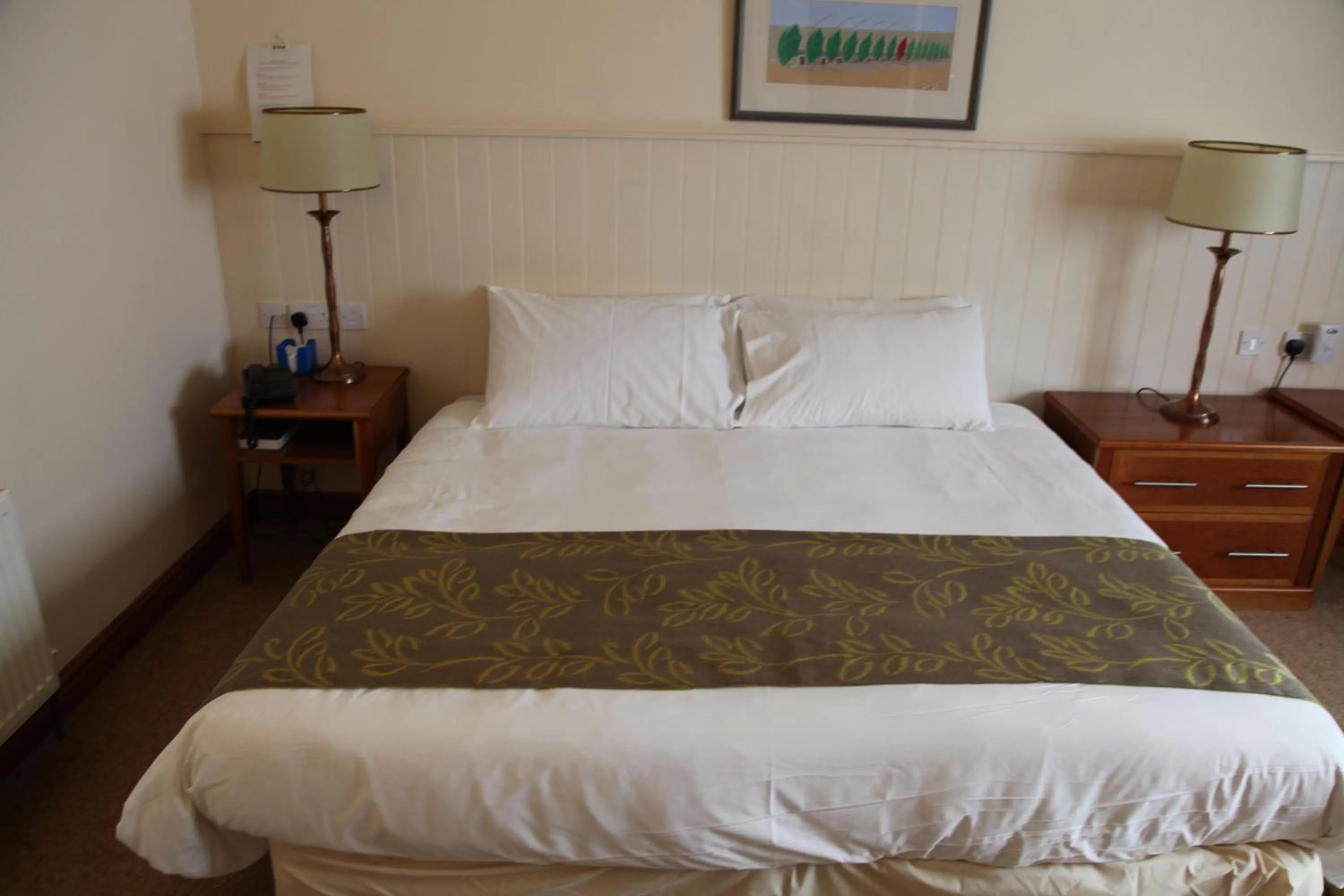 Bed in Ivy House Country Hotel