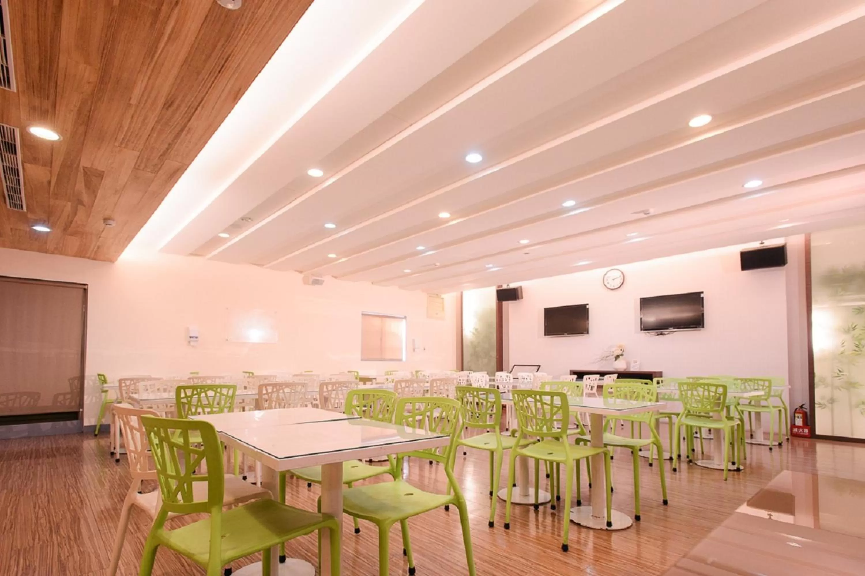 Restaurant/places to eat in Kiwi Express Hotel - Kaohsiung Station