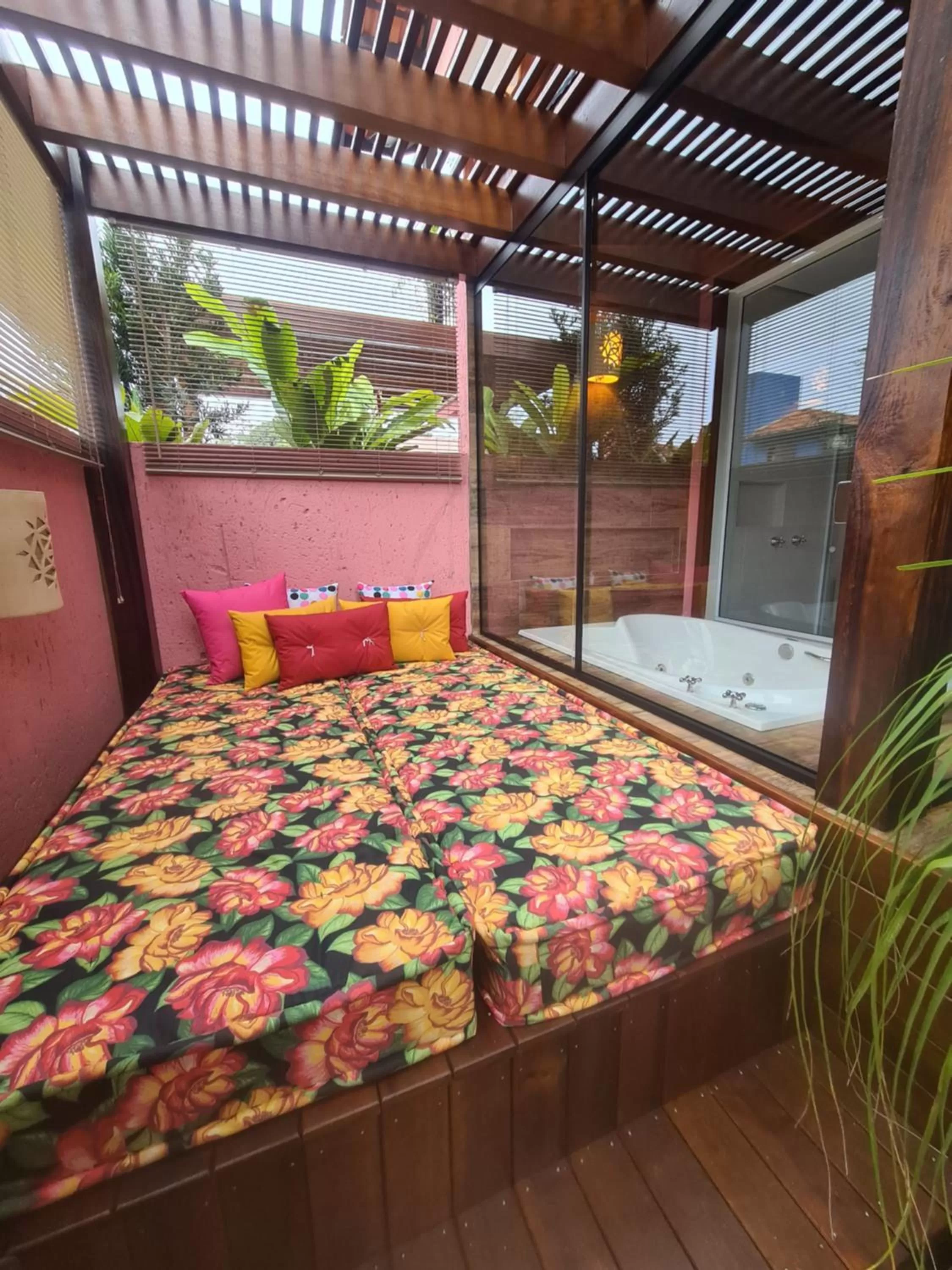 Hot Tub, Bed in Pousada Vila Rosada