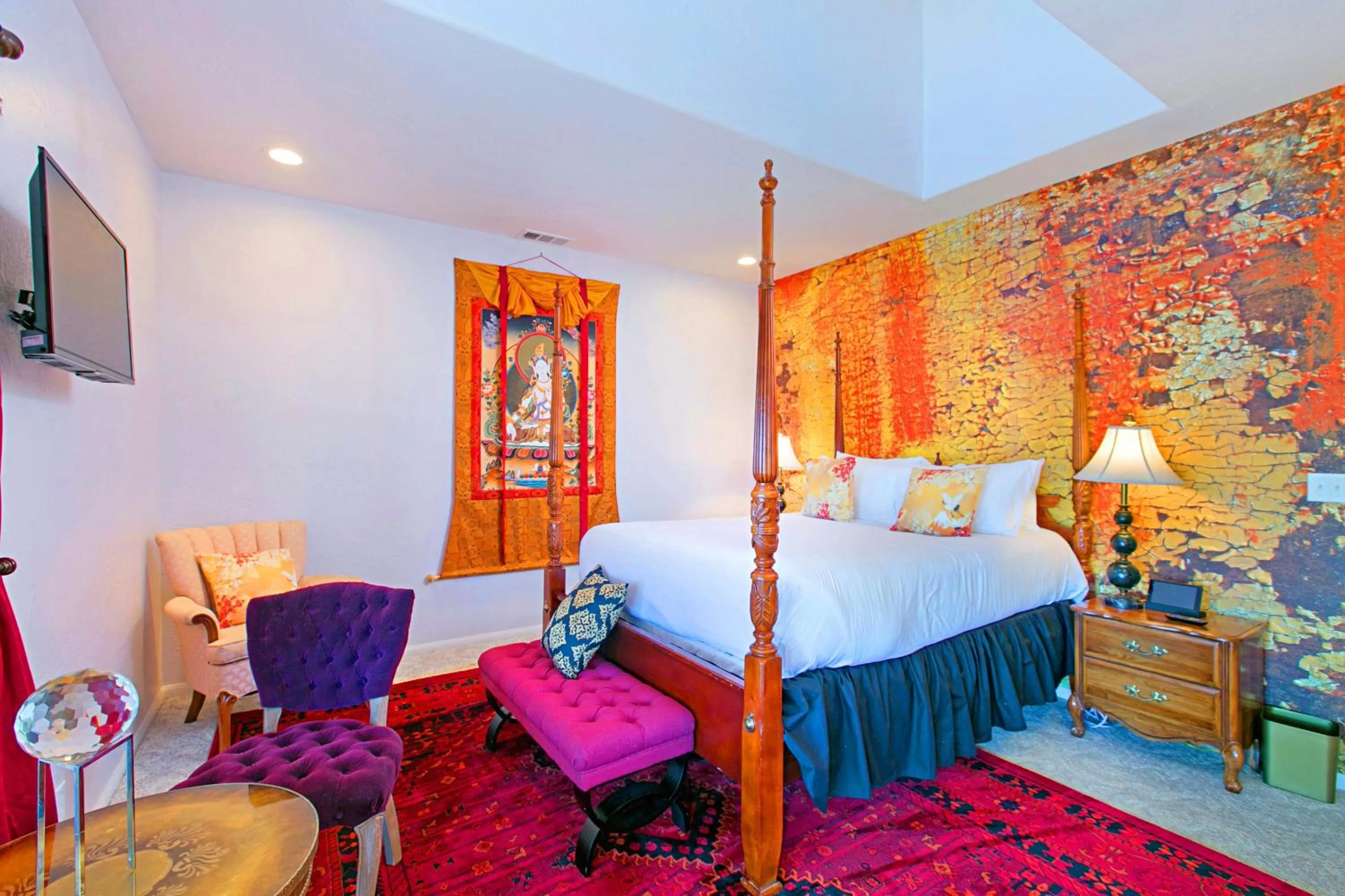 Bed in Quiet Mind Mountain Lodge, Retreat & Spa