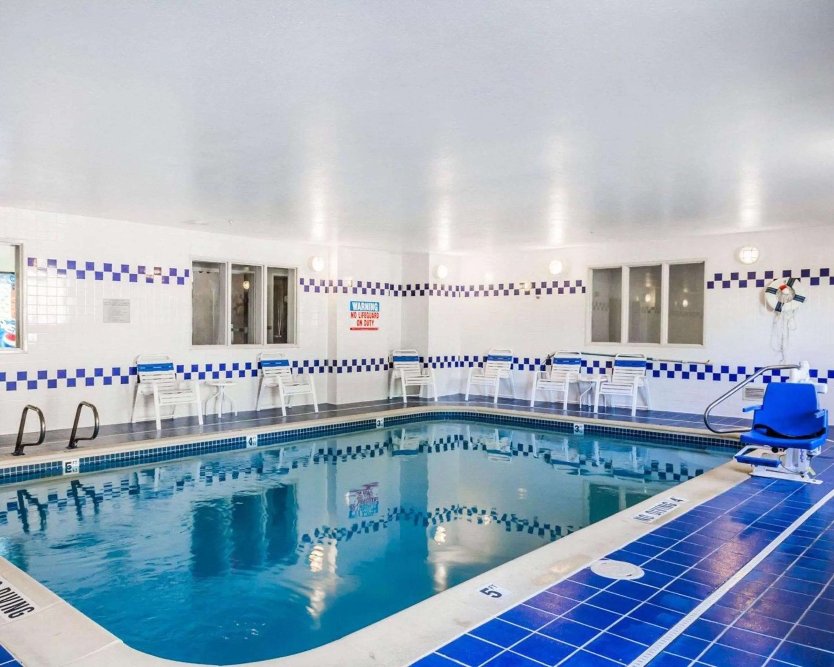 Swimming pool in Quality Inn & Suites Golden - Denver West