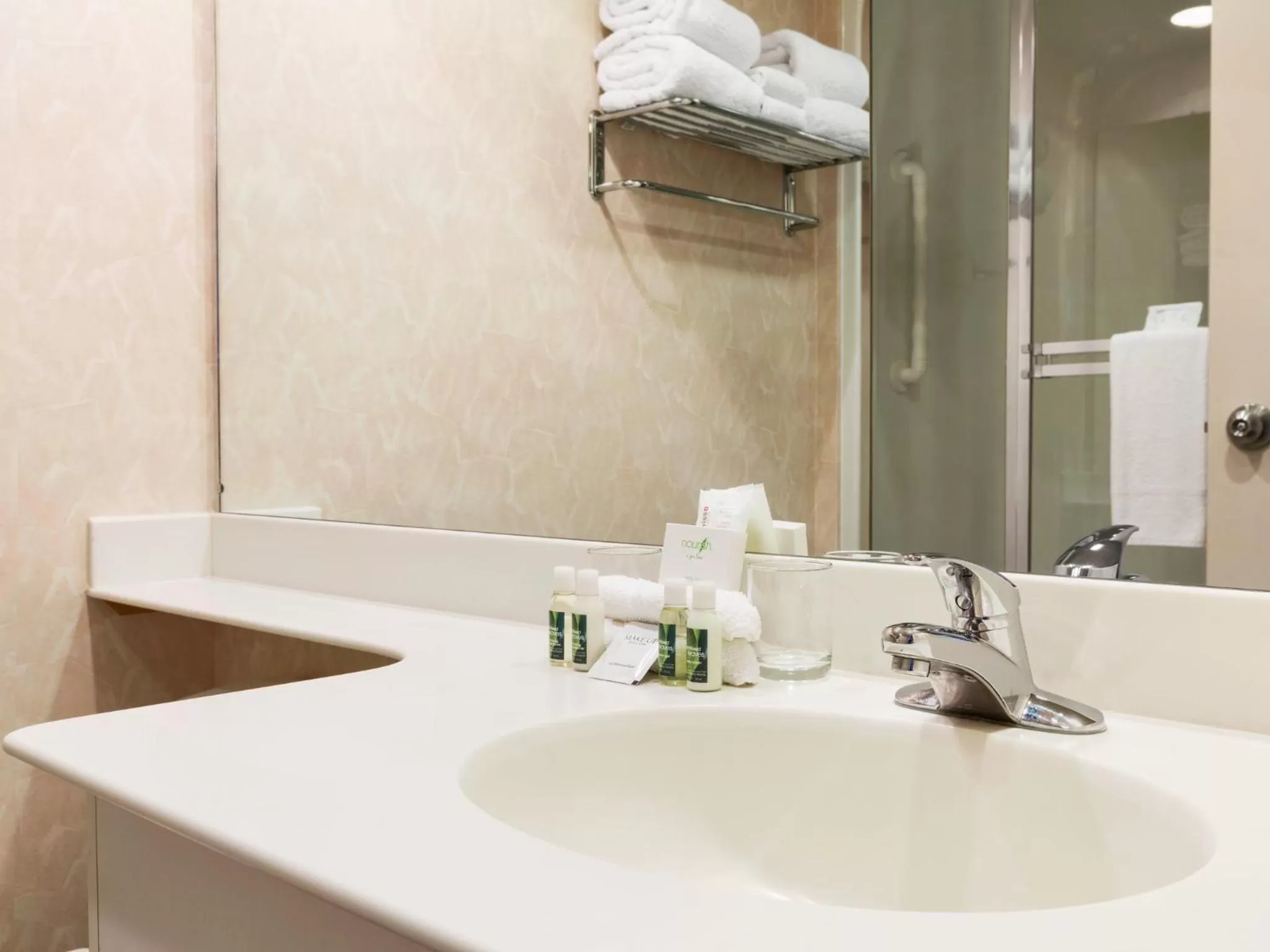 Bathroom in Travelodge by Wyndham Spruce Grove