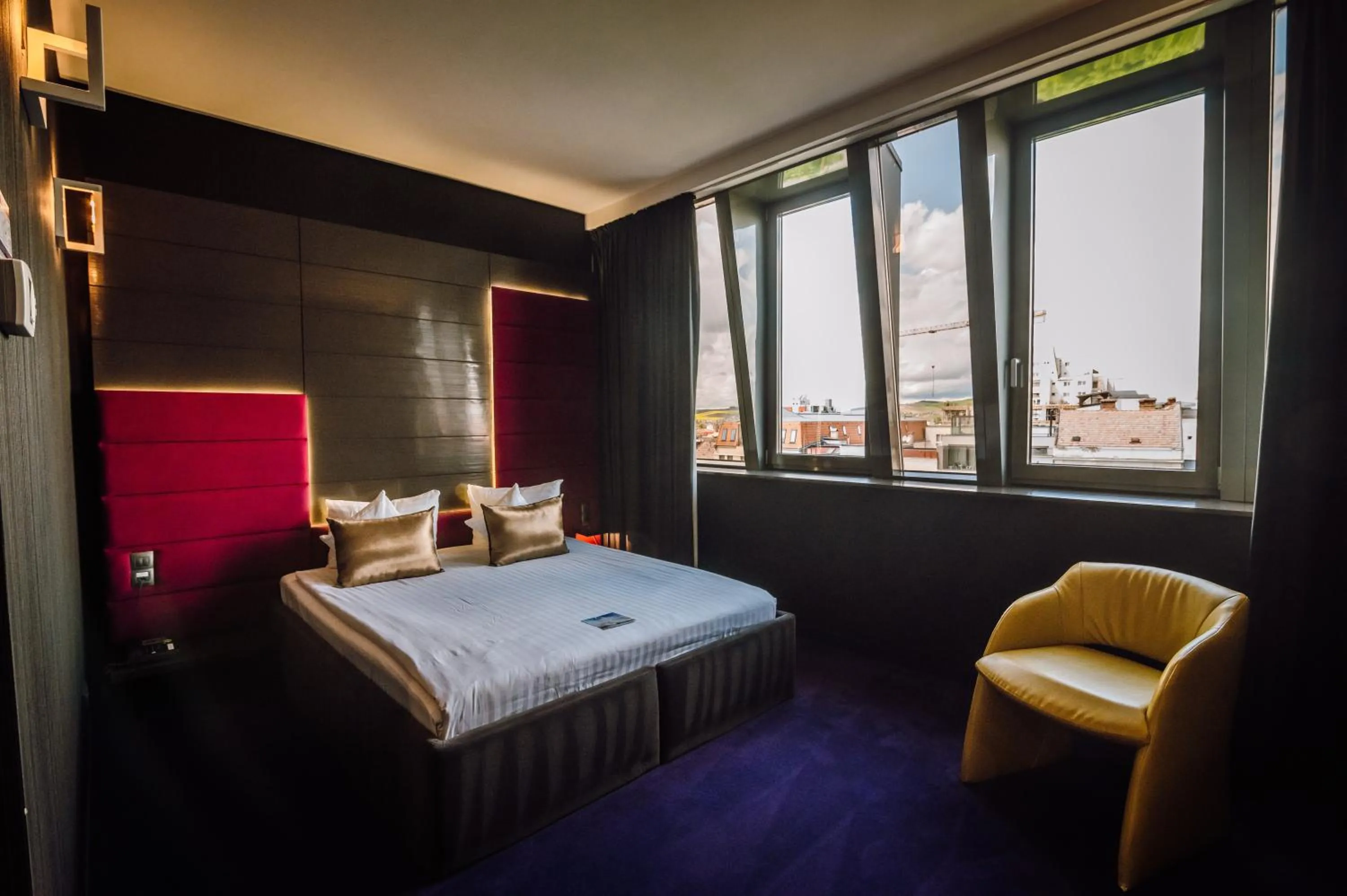 Bed in Plaza V Hotel