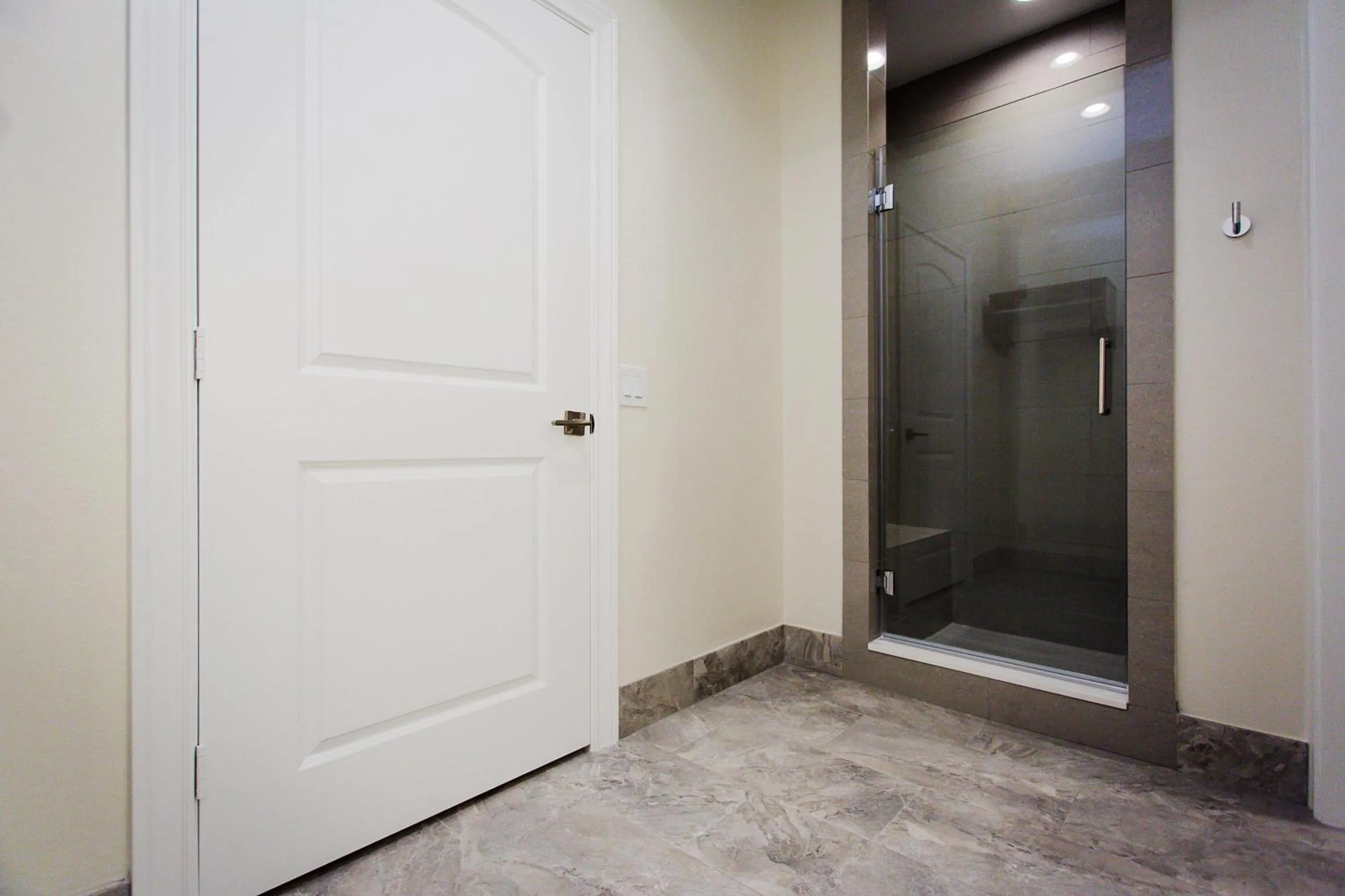 Shower in Palace Inn Blue US-59 & Gessner