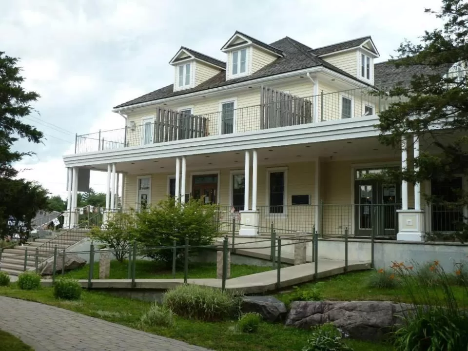 Facade/entrance in Burleigh Falls Inn