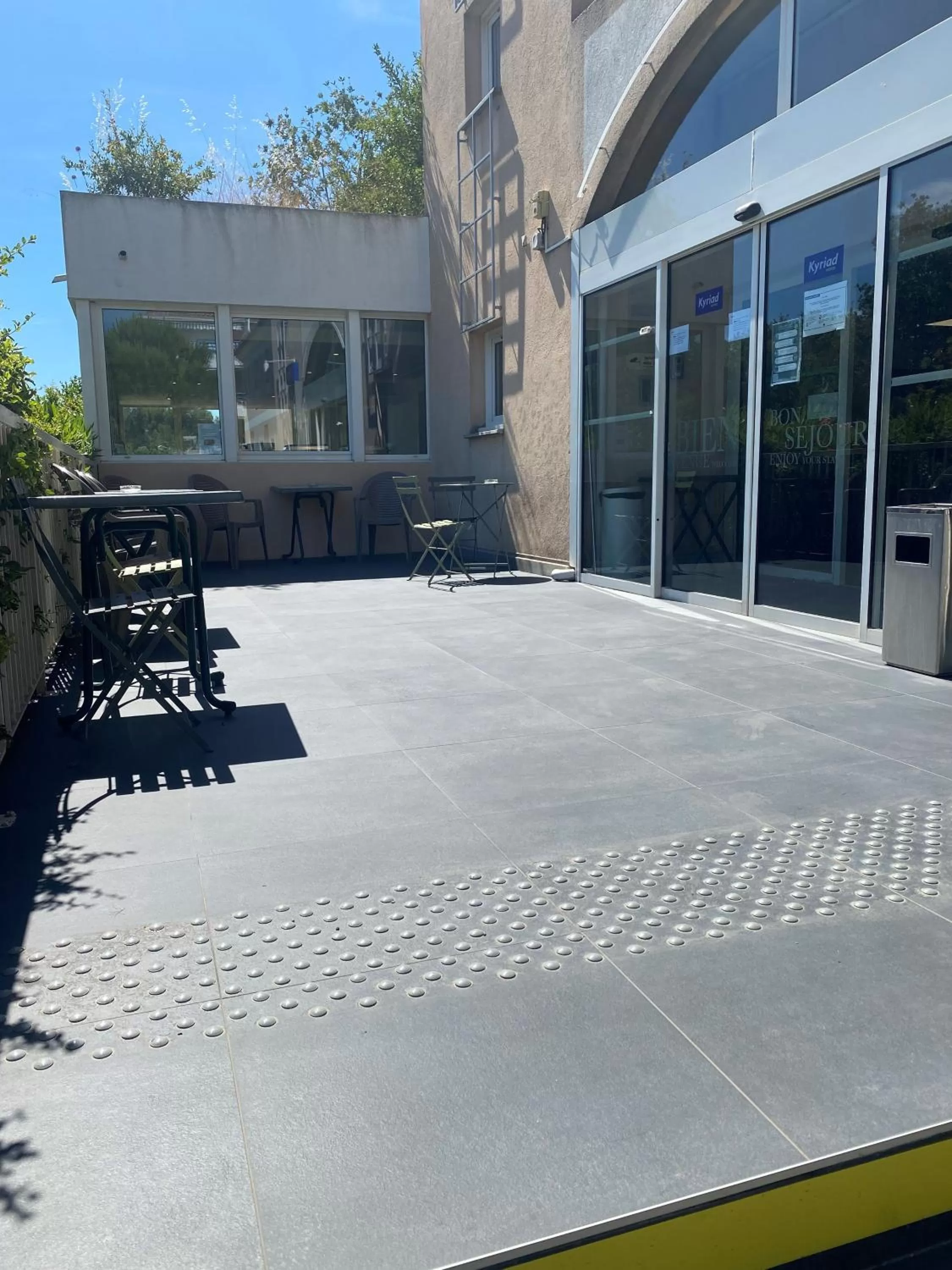 Facade/entrance in Hôtel restaurant Kyriad Fréjus