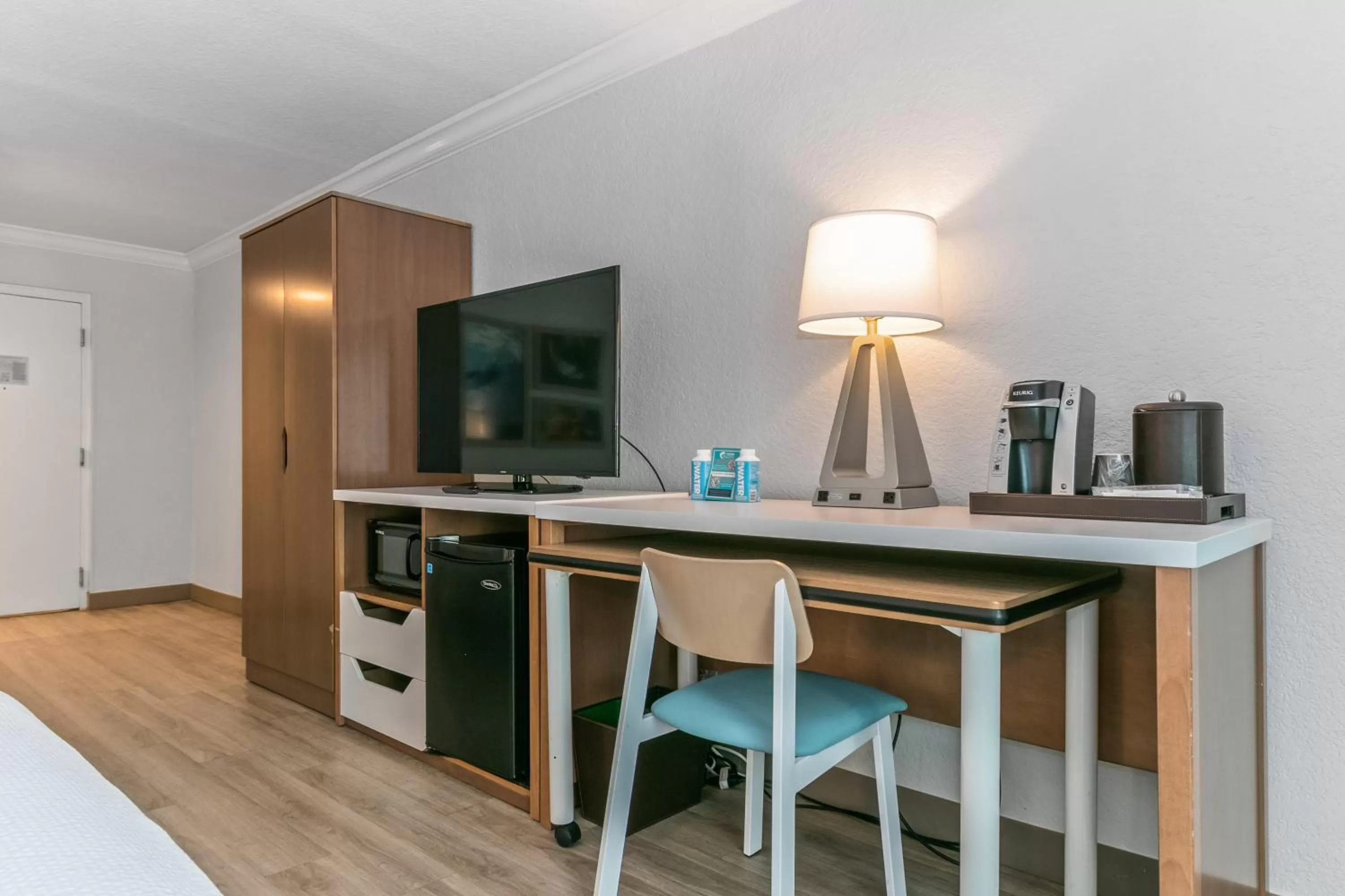 TV and multimedia in Dolphin Sands Clearwater Beach, an Ascend Collection Hotel