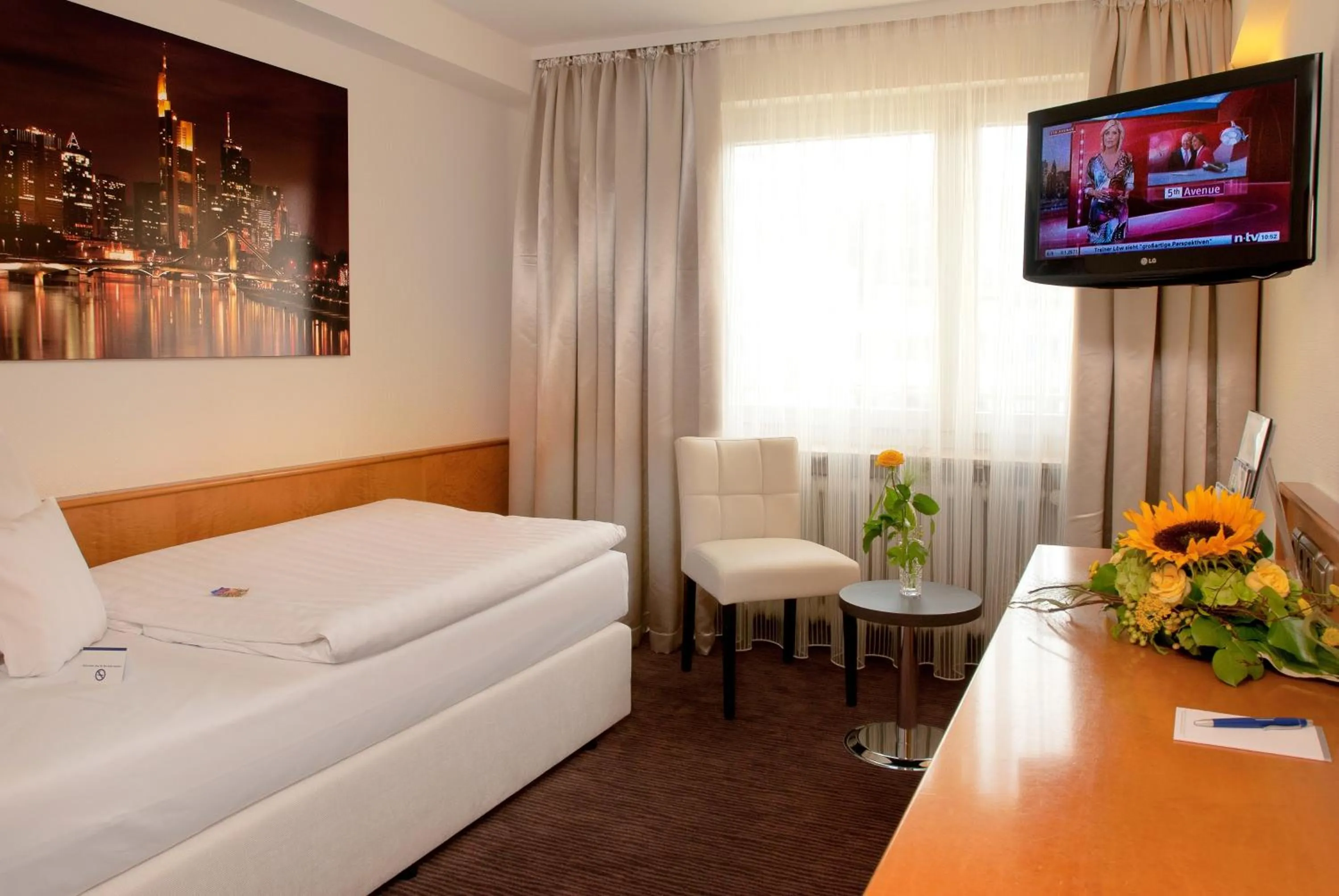Photo of the whole room, Bed in The Domicil Hotel Frankfurt City