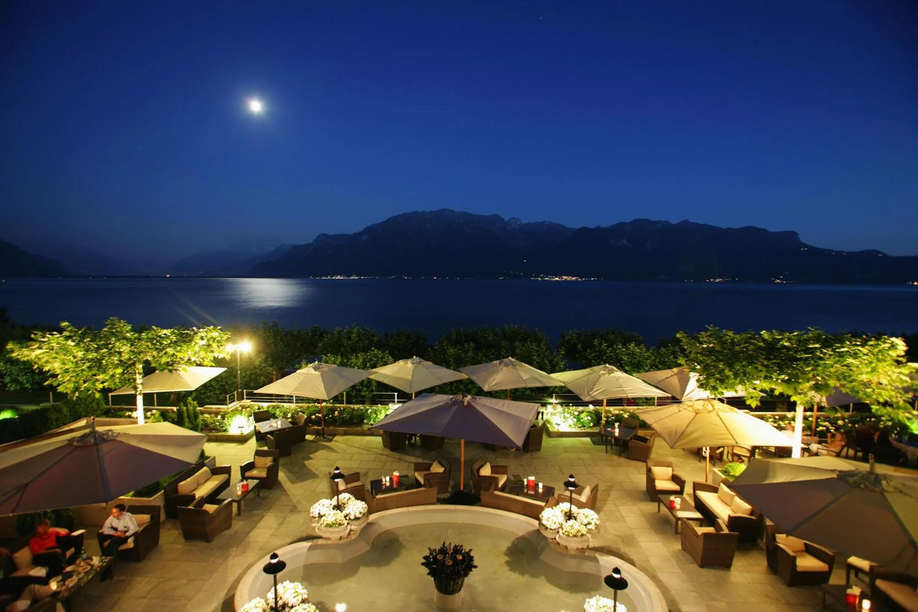 Patio in Hôtel Des Trois Couronnes & Spa - The Leading Hotels of the World