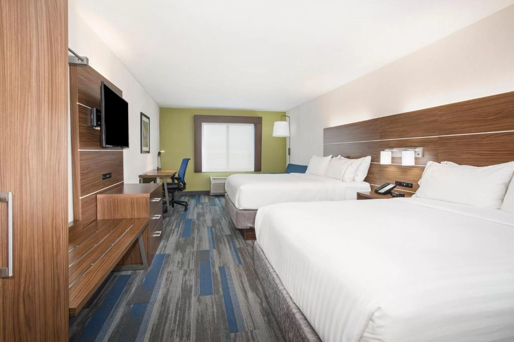 Photo of the whole room, Bed in Holiday Inn Express Kansas City - at the Legends! by IHG