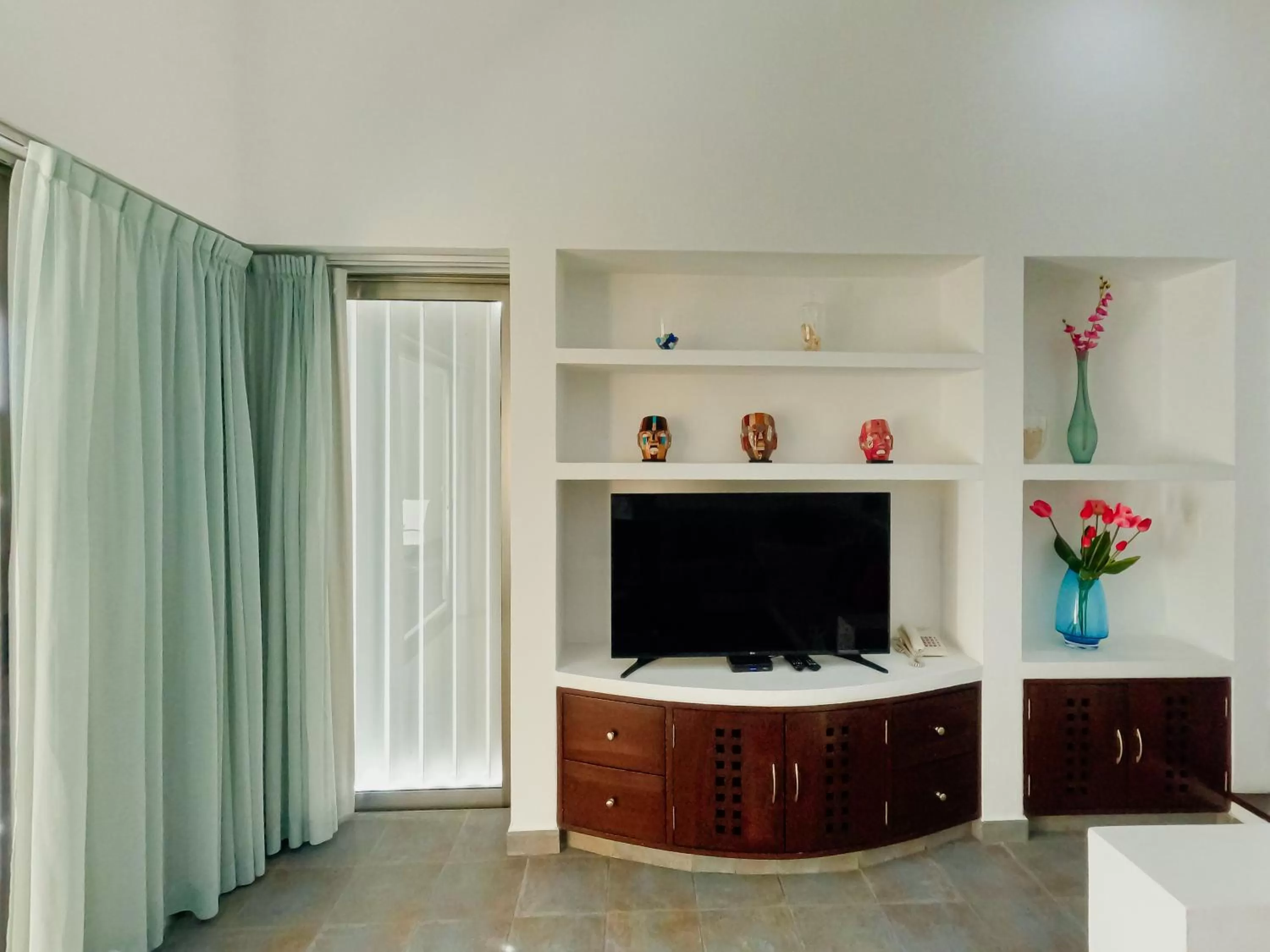 Living room, Kitchen/Kitchenette in Dangelos Hotel on Fifth Avenue