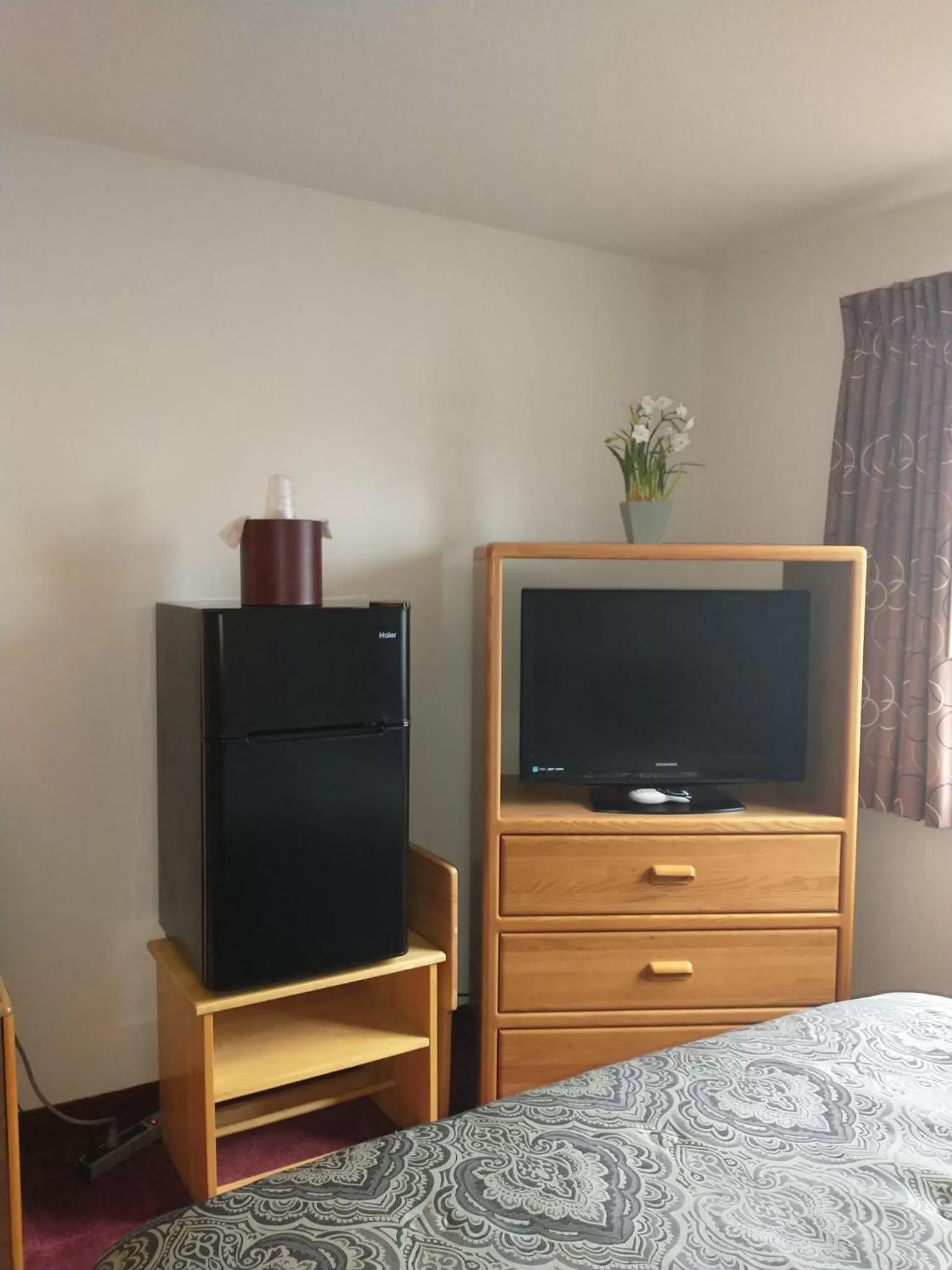 TV and multimedia, Bed in Americas Best Value Inn Sauk Centre