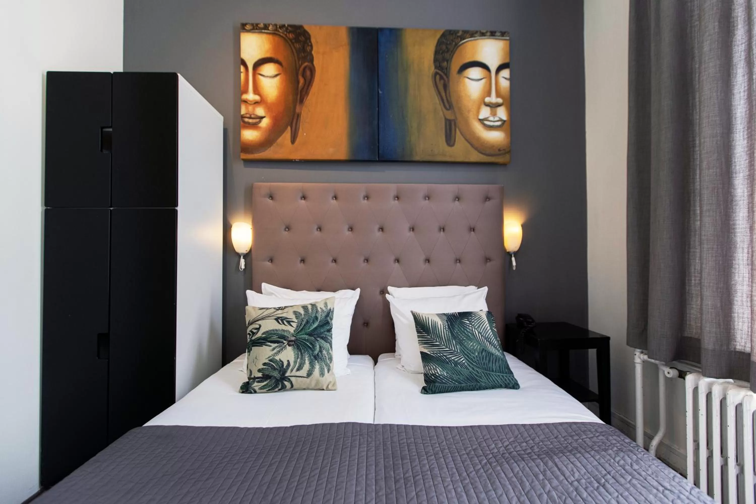 Bed in Quentin England Hotel