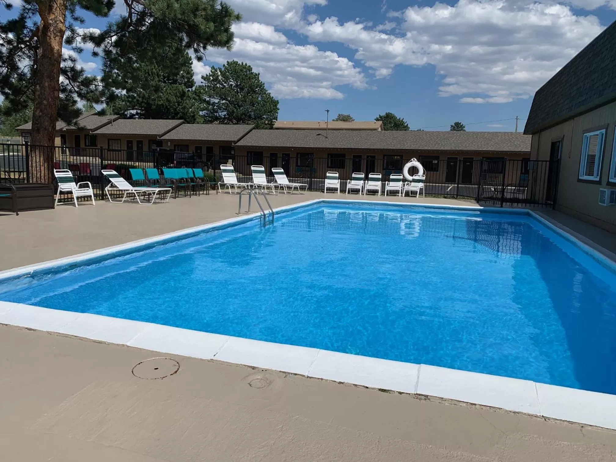 Swimming pool in Estes Mountain Inn