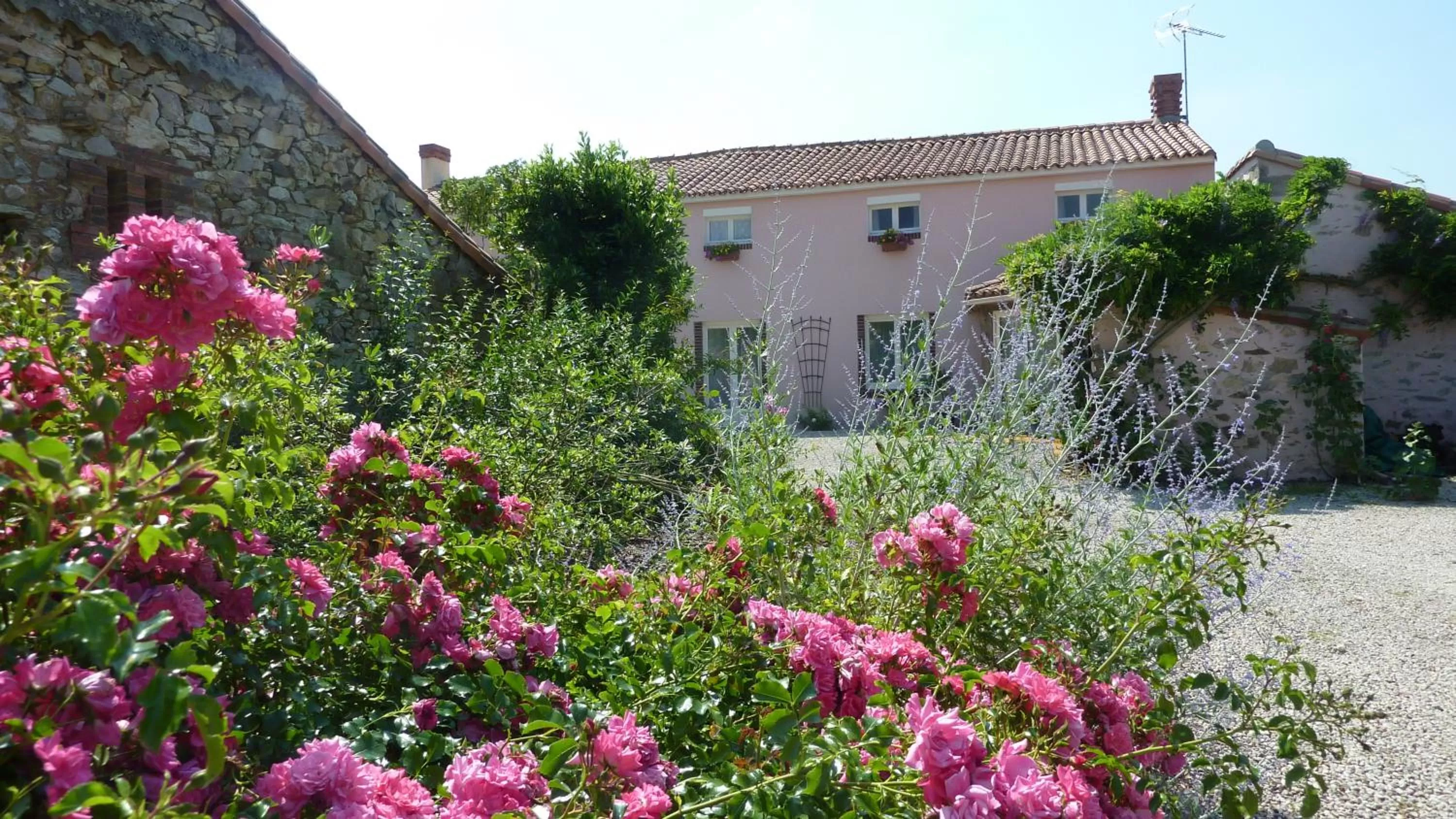 Facade/entrance, Property Building in La Boisnière
