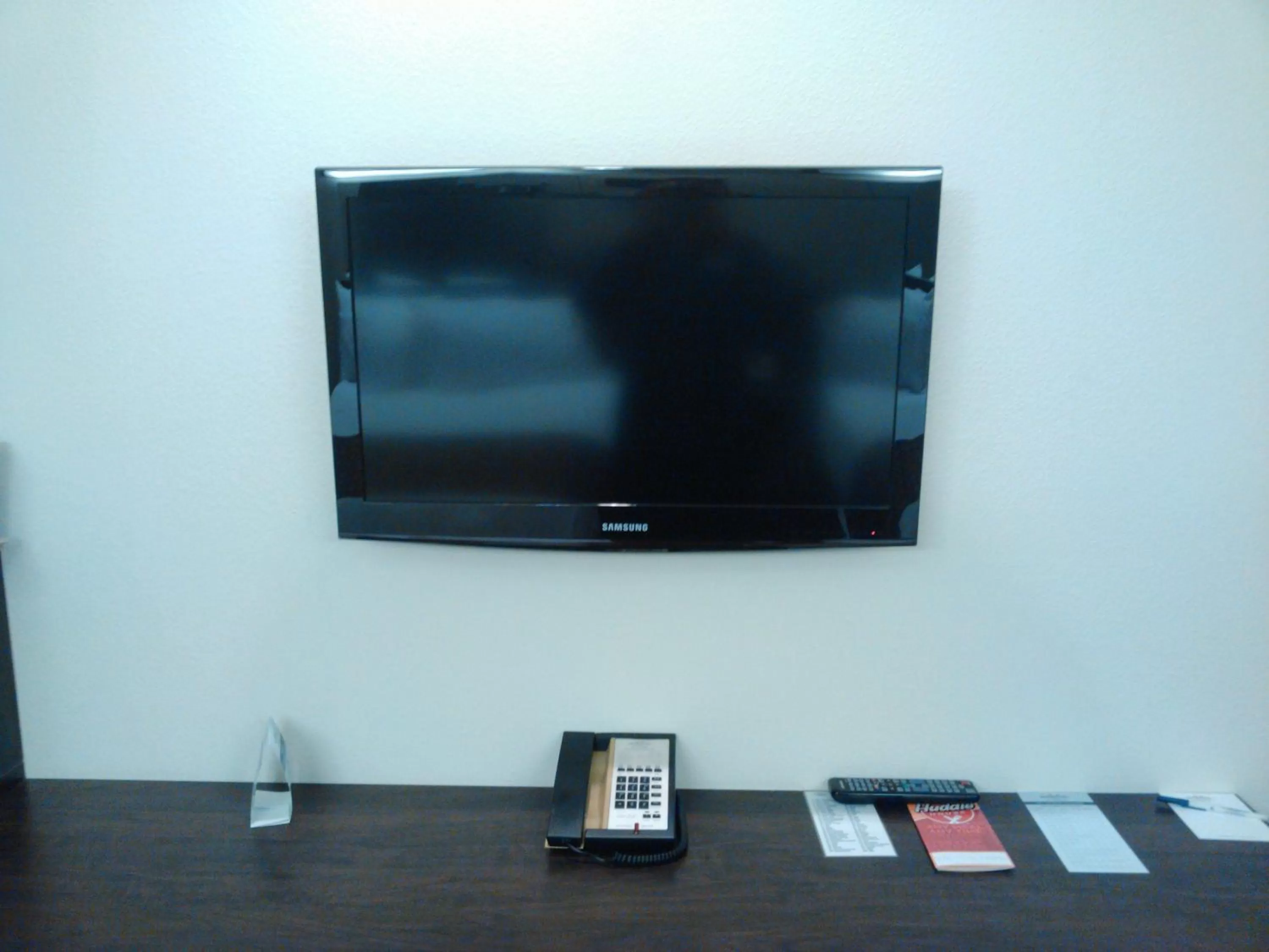 TV and multimedia in Microtel Inn and Suites Eagle Pass