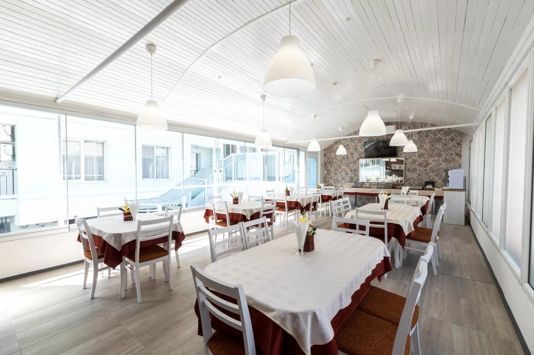 Restaurant/places to eat in Noviz Hotel