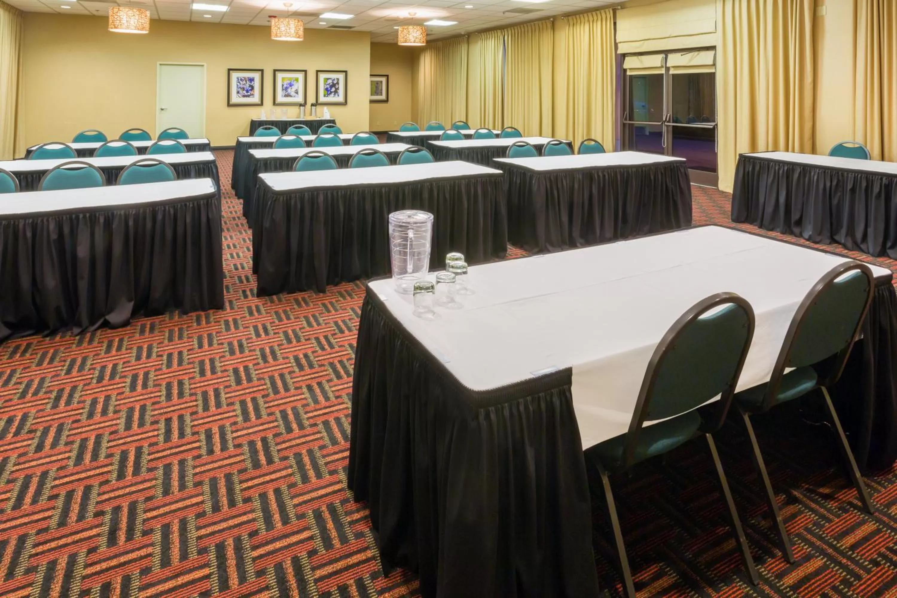 Meeting/conference room in Holiday Inn Express Roseburg by IHG