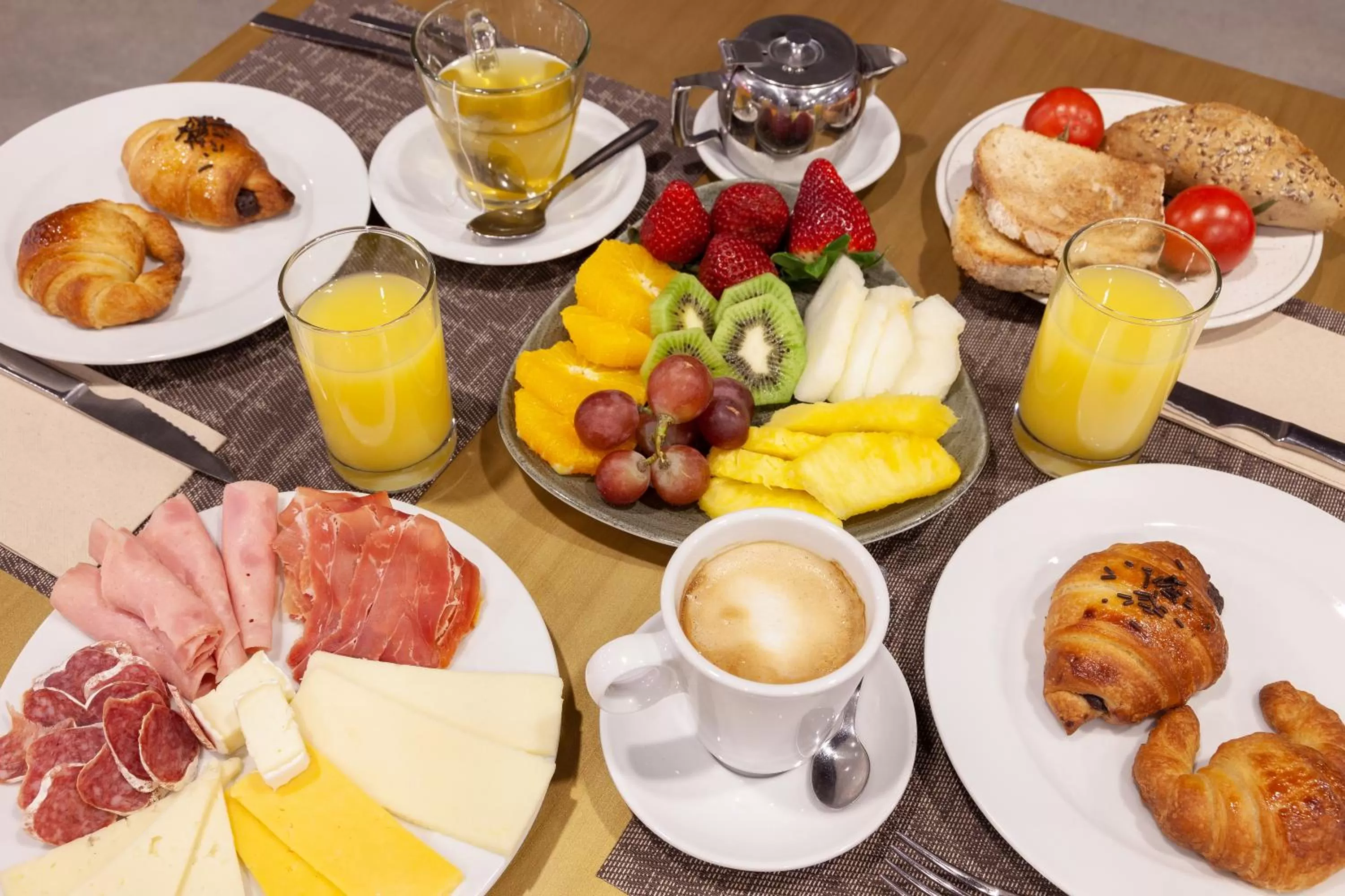 Continental breakfast in Montanyà