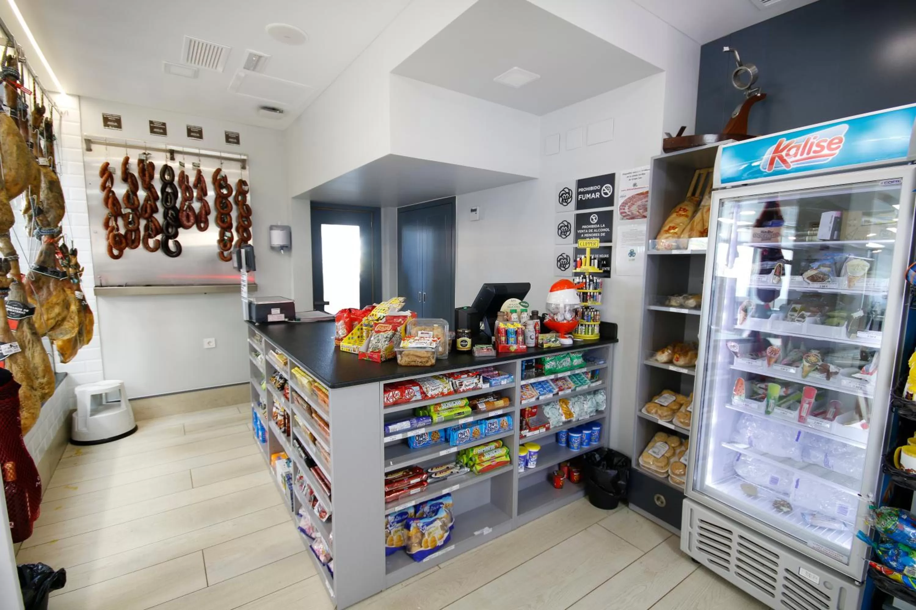 On-site shops, Supermarket/Shops in Hotel Leo