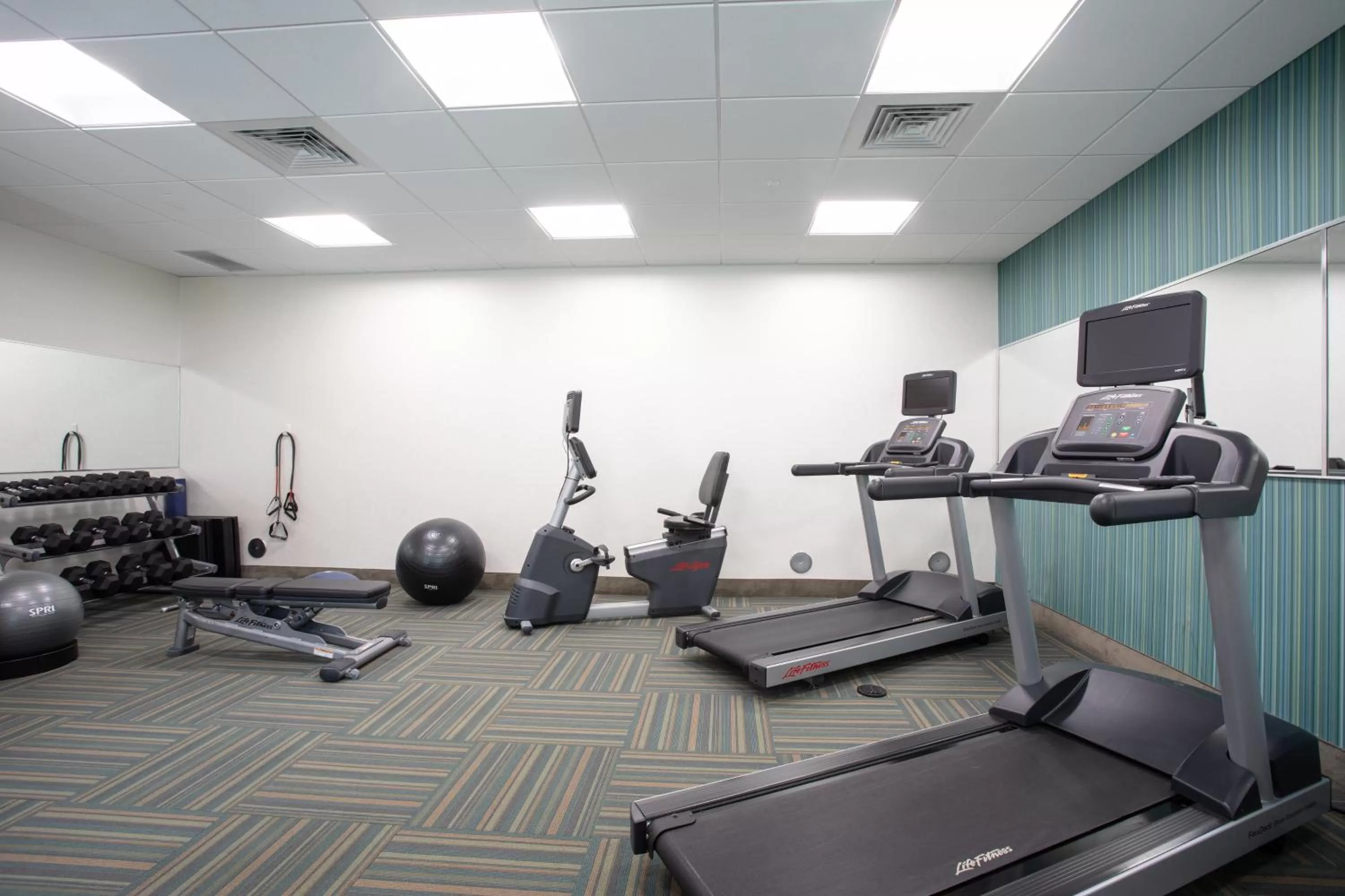Fitness centre/facilities in Holiday Inn Express & Suites - Sterling by IHG