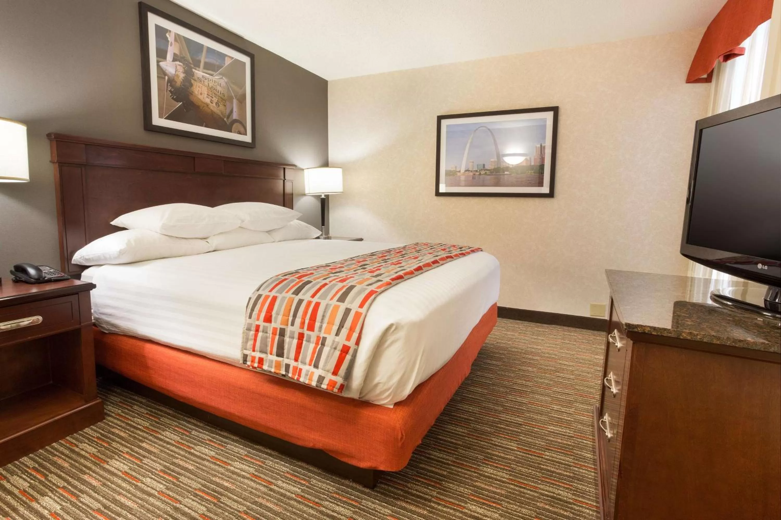 Superior King Suite in Drury Inn & Suites St. Louis Airport