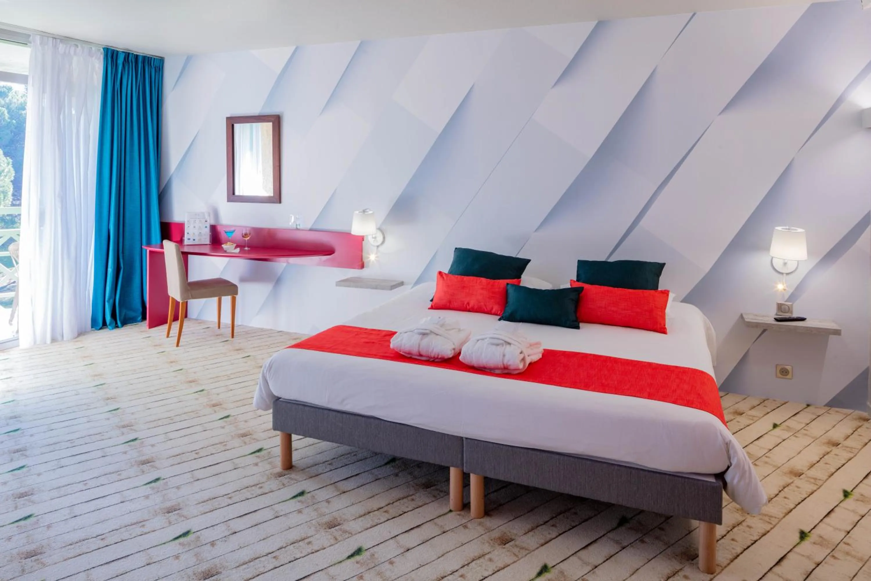 Bedroom, Bed in Garrigae Domaine de l'Esterel - piscine & SPA Cinq Mondes