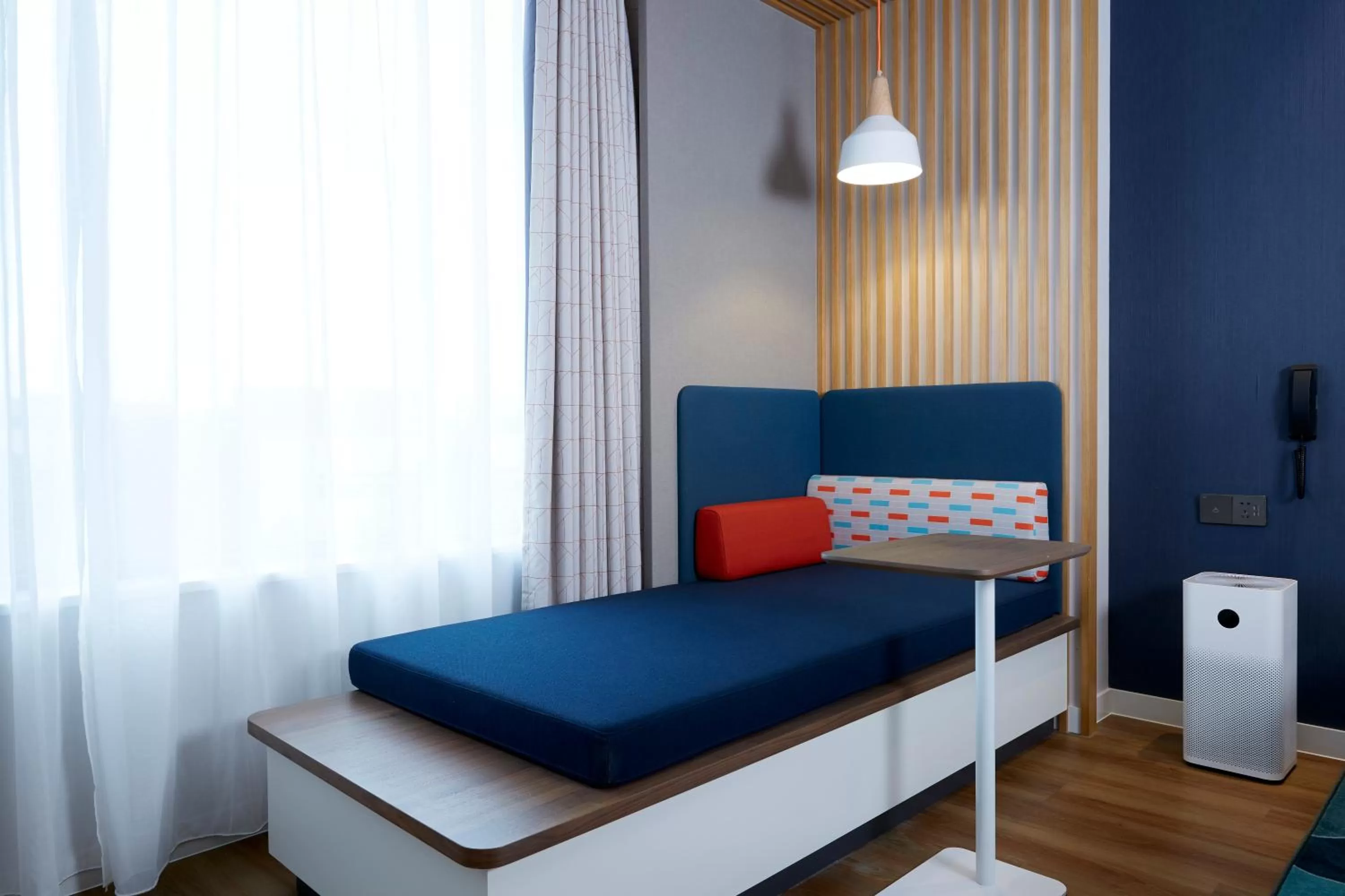 Photo of the whole room, Bed in Holiday Inn Express Shanghai Kangqiao by IHG