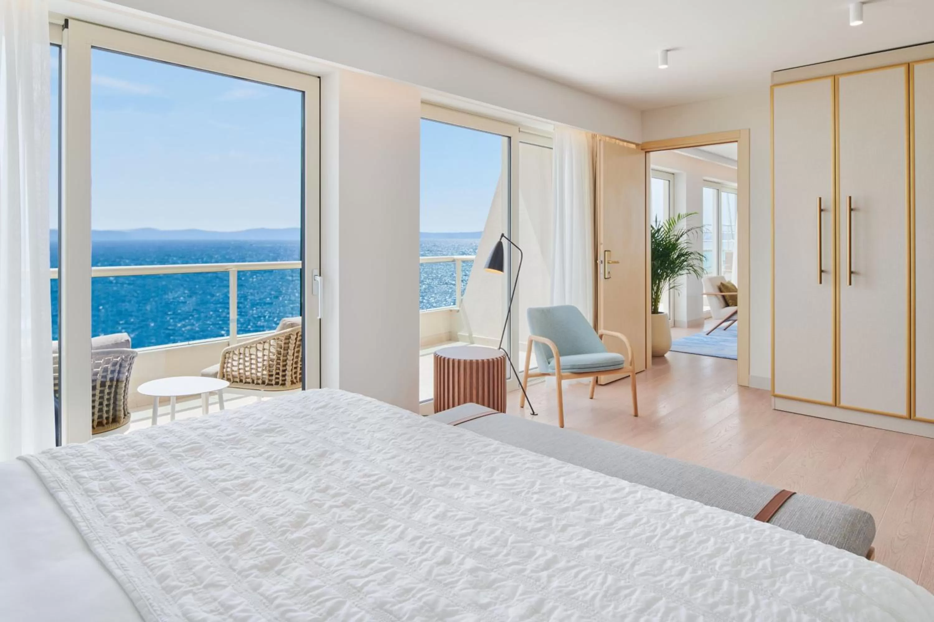 Bedroom, Bed in Le Meridien Lav Split