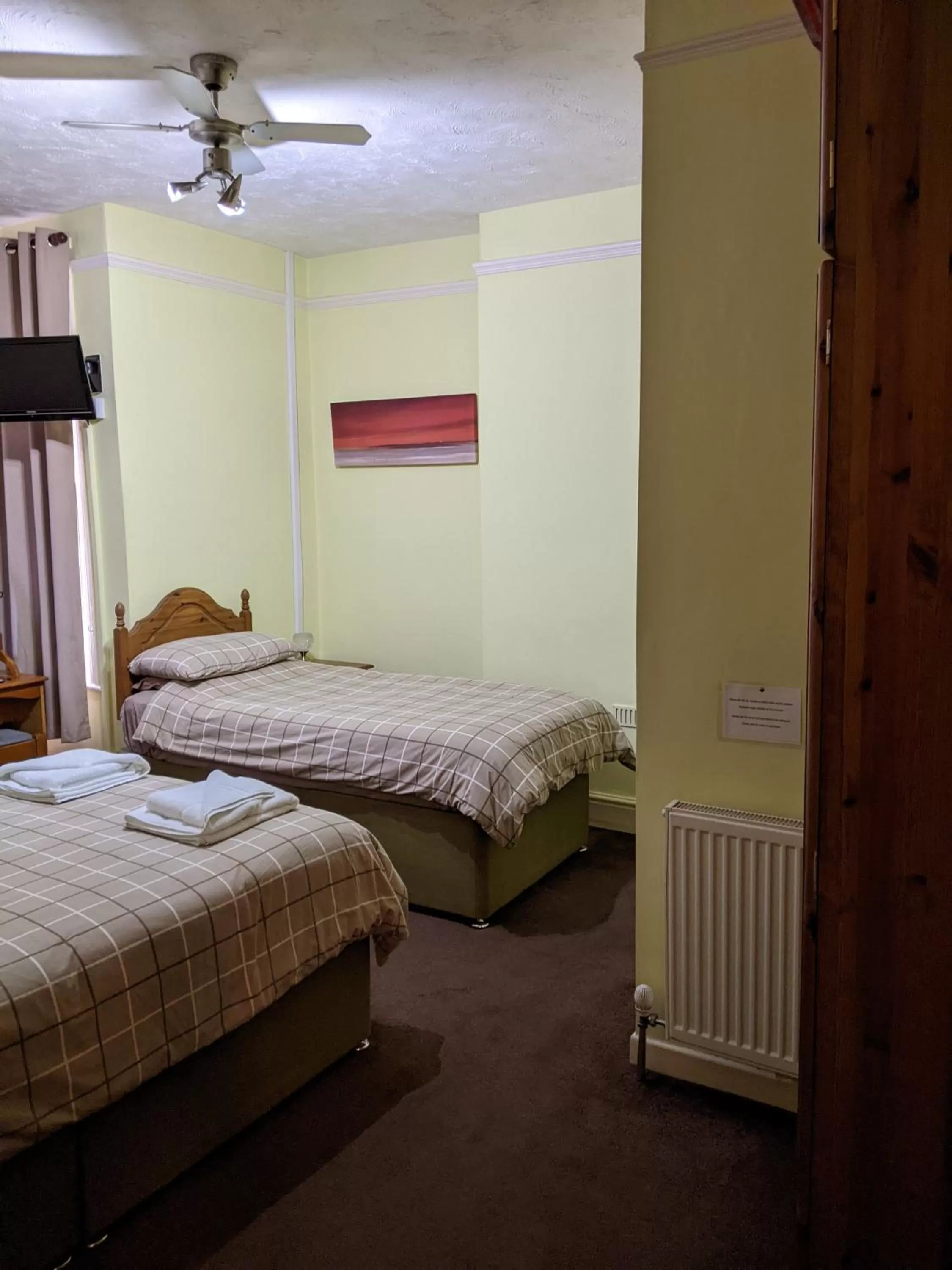 Bed in Kingswinford Guest House with Free Parking