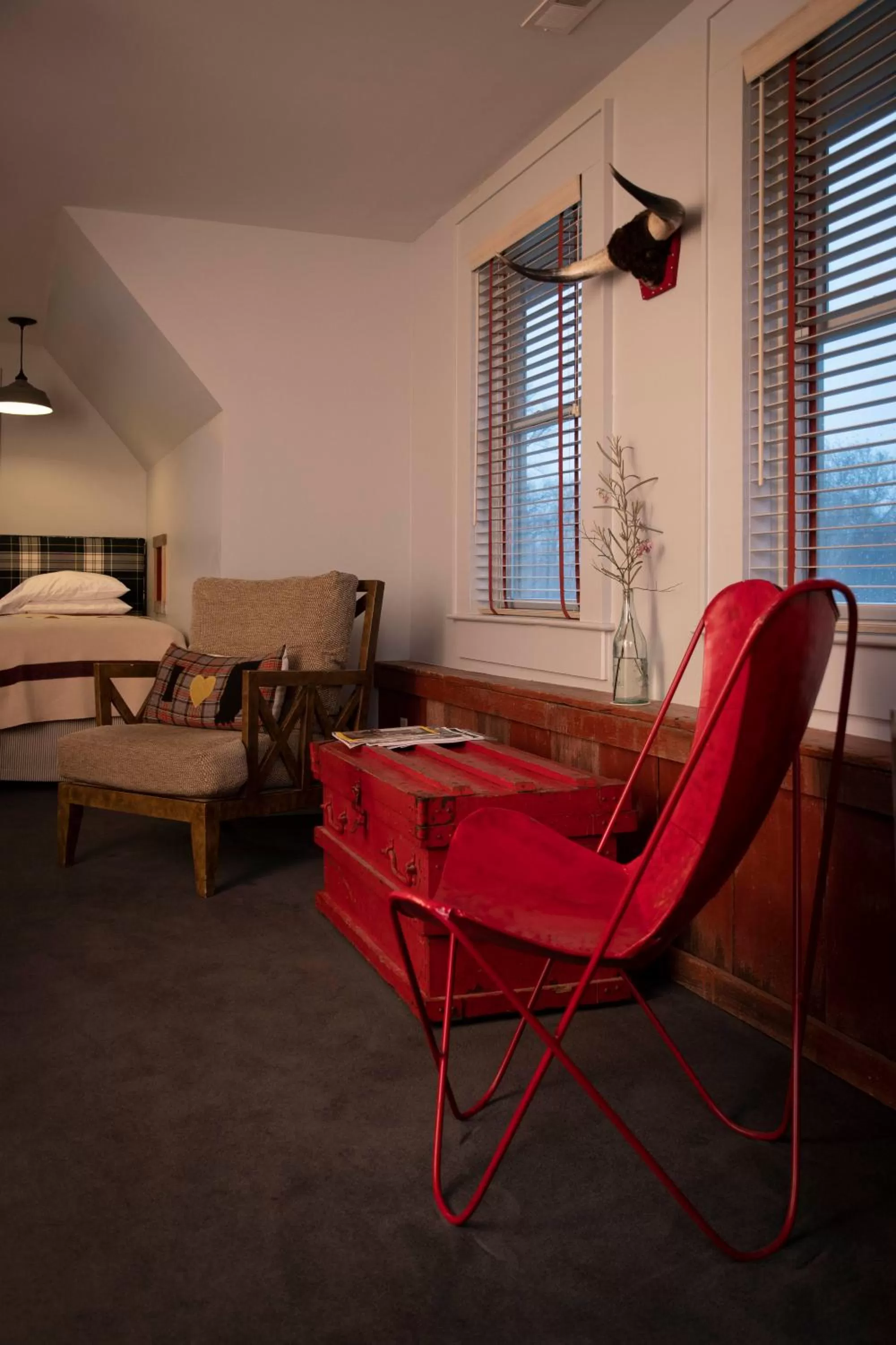 Seating area, Bed in Hotel Broad Ripple