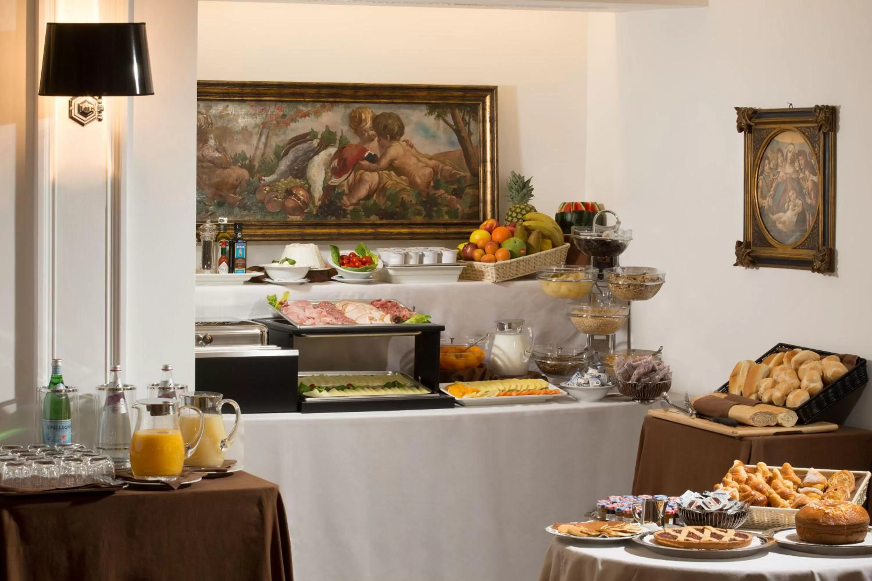 Buffet breakfast in Hotel Degli Artisti