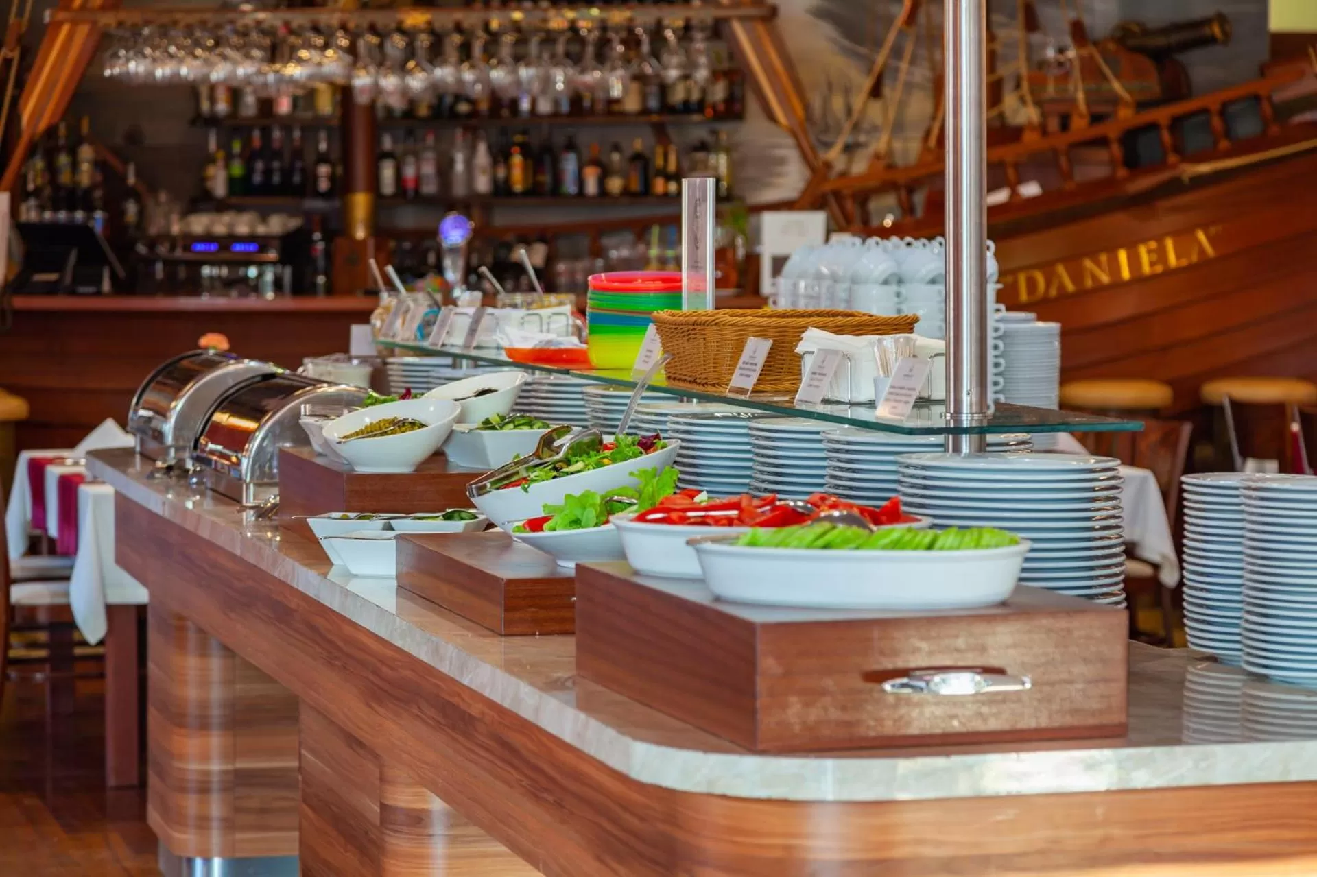 Restaurant/places to eat in Hotel Robert's Port