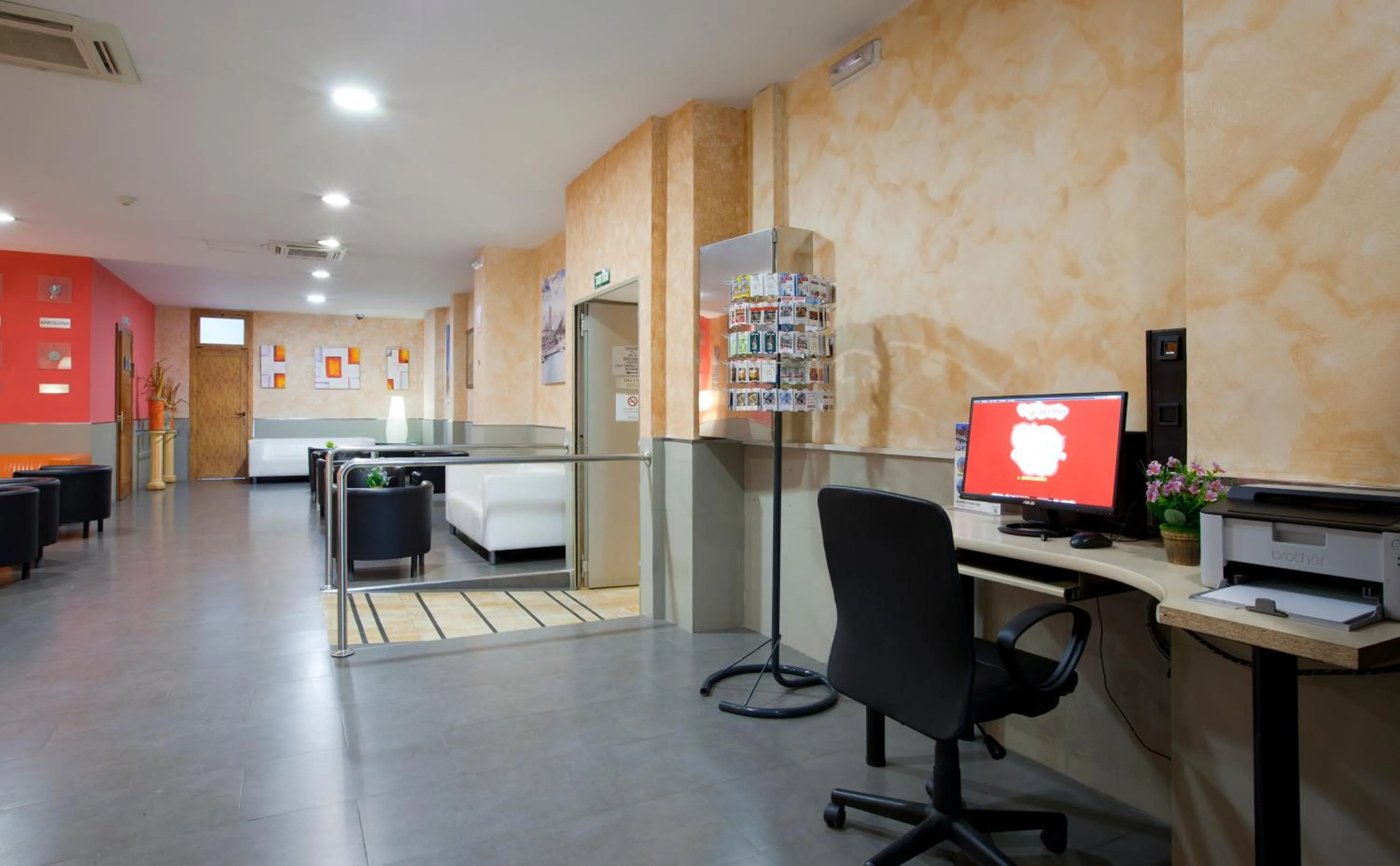 Communal lounge/ TV room in Hostal Barcelona