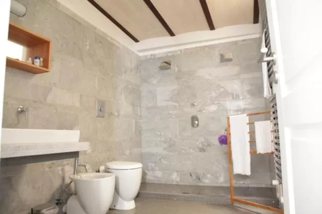 Bathroom in Le Malve Cave Retreat