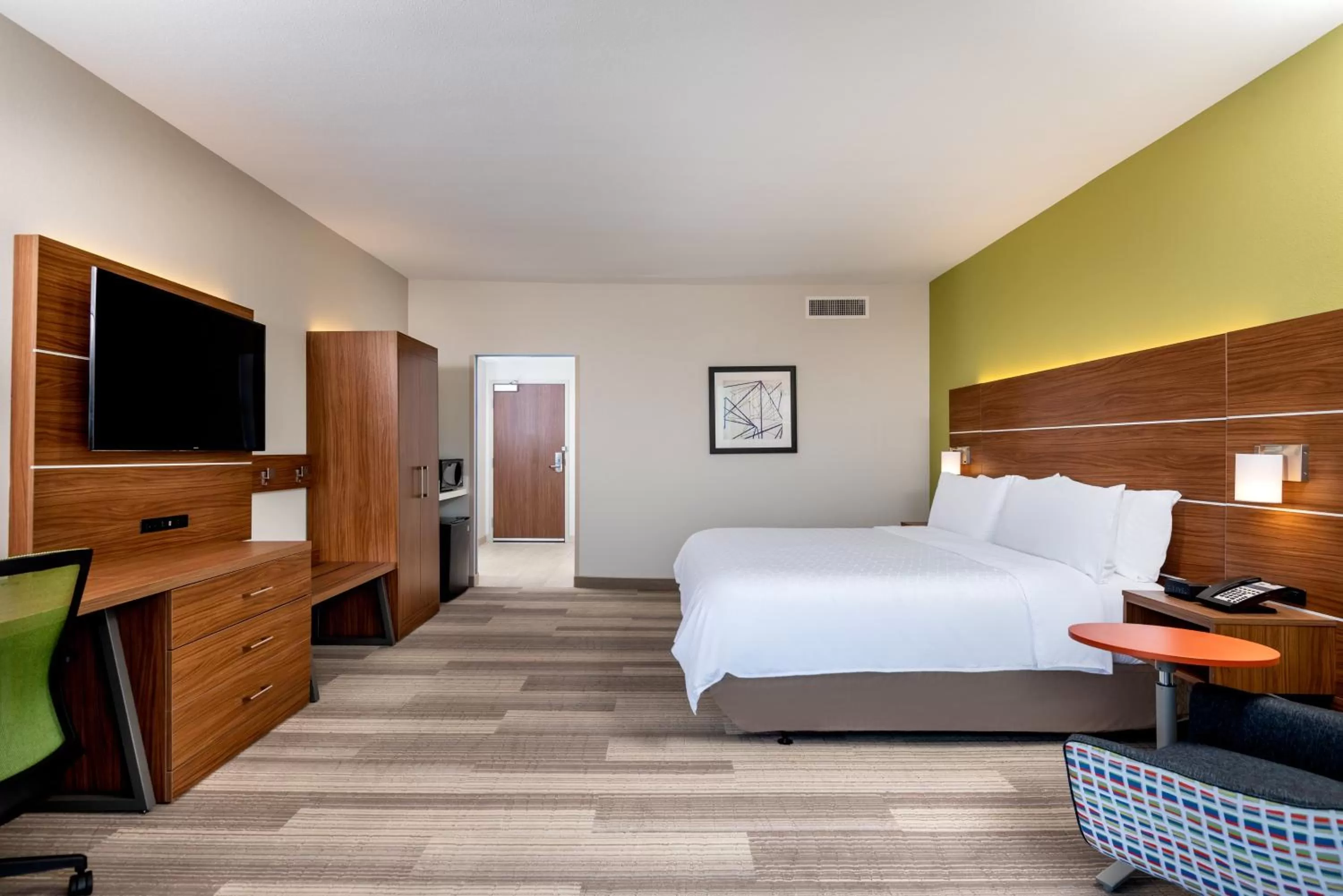 Bed in Holiday Inn Express & Suites Santa Ana - Orange County by IHG