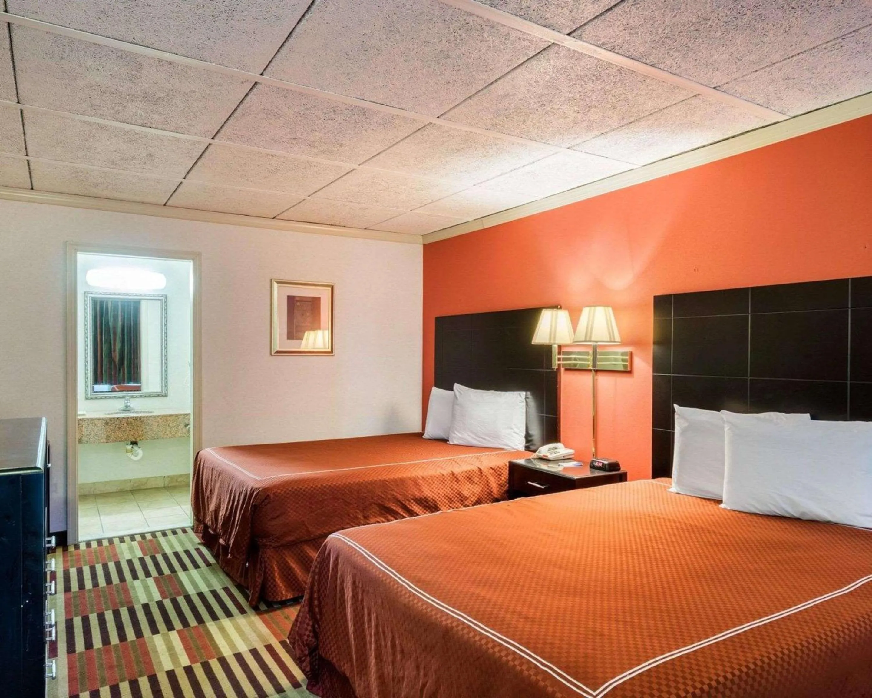 Photo of the whole room in Rodeway Inn Newark