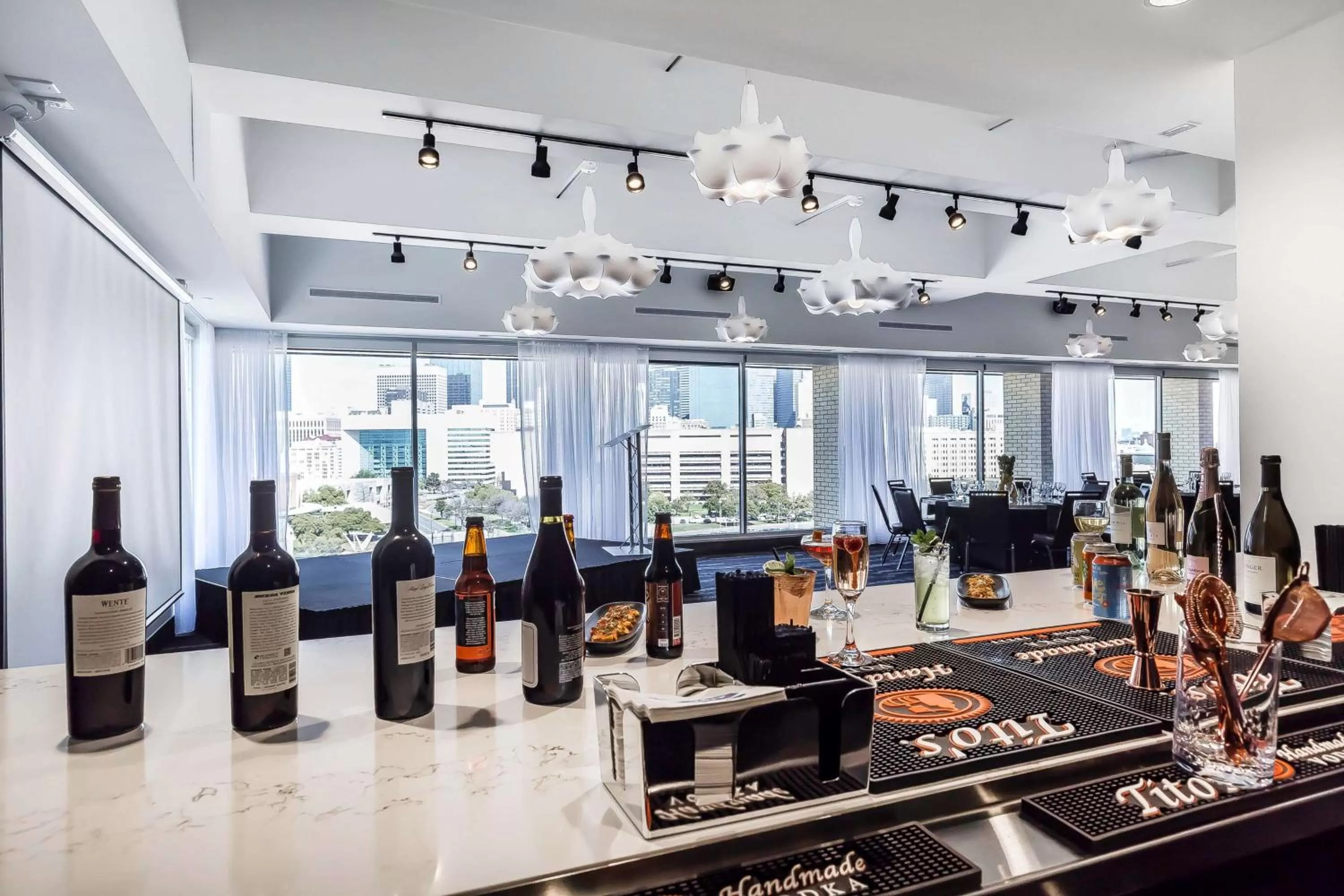 Lounge or bar in Lorenzo Hotel Dallas, Tapestry Collection by Hilton