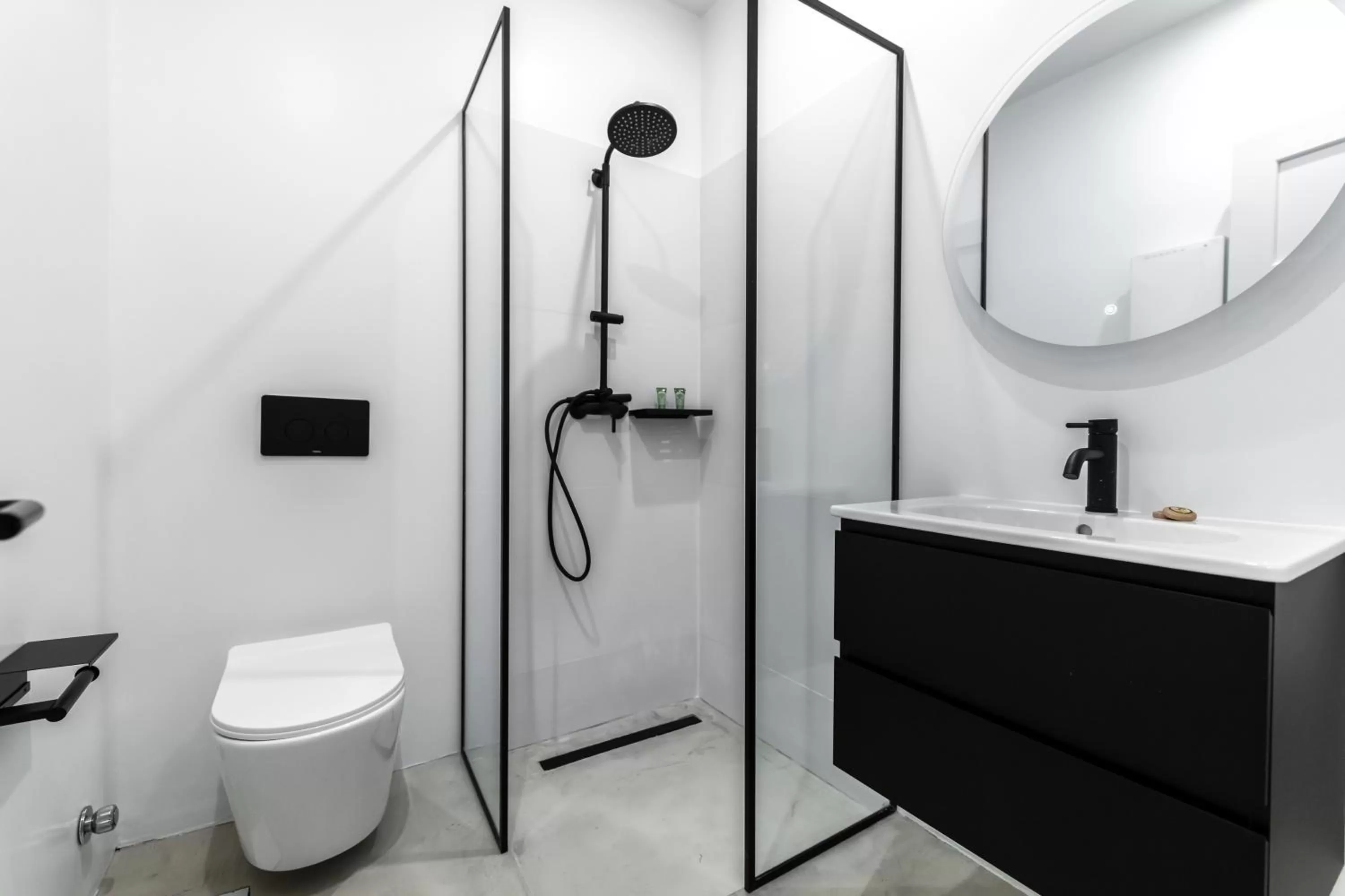 Shower, Bathroom in ZOIA The Met by UPSTREET