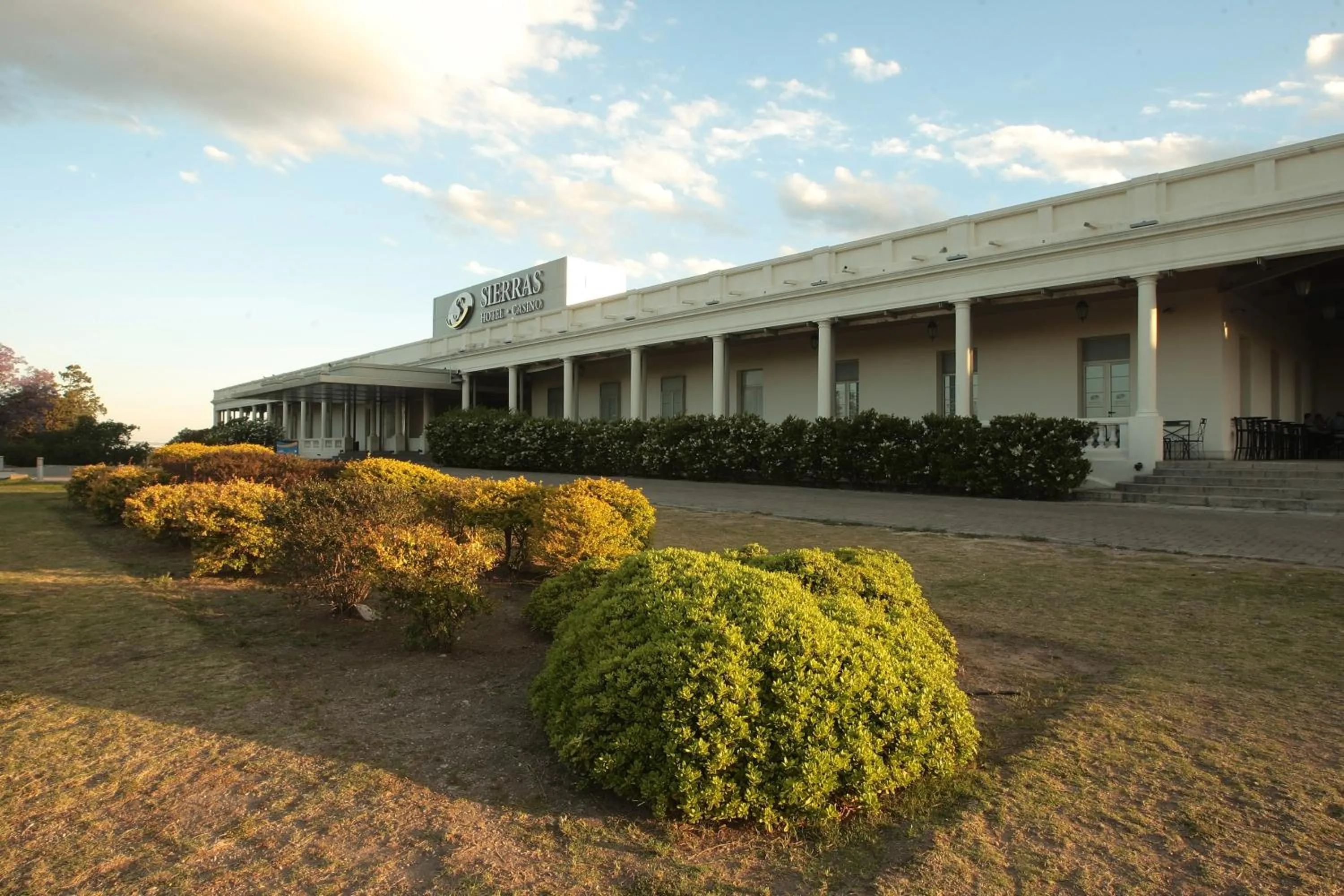 Facade/entrance in Howard Johnson Sierras Hotel y Casino Alta Gracia