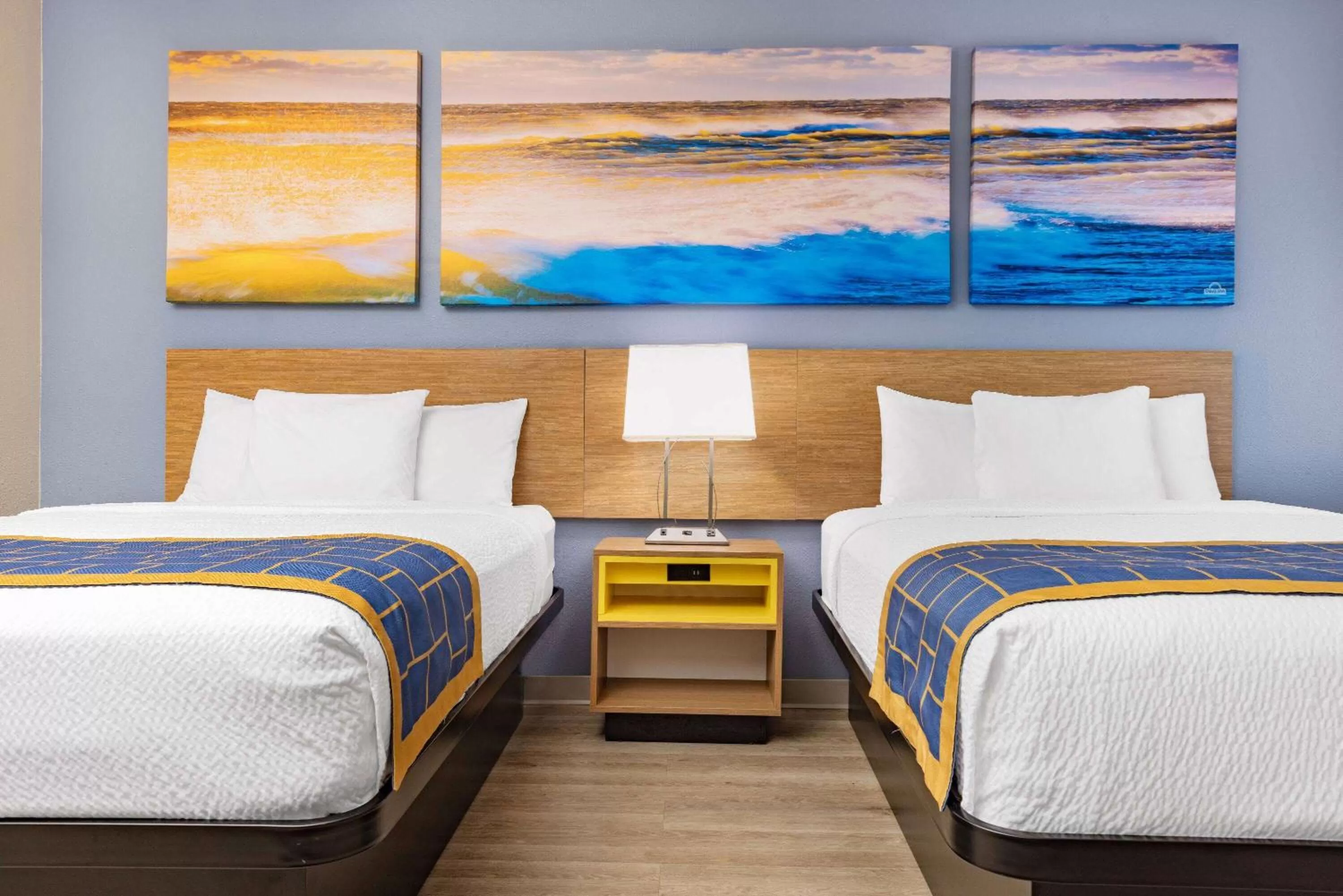 Photo of the whole room, Bed in Days Inn & Suites by Wyndham Savannah Midtown