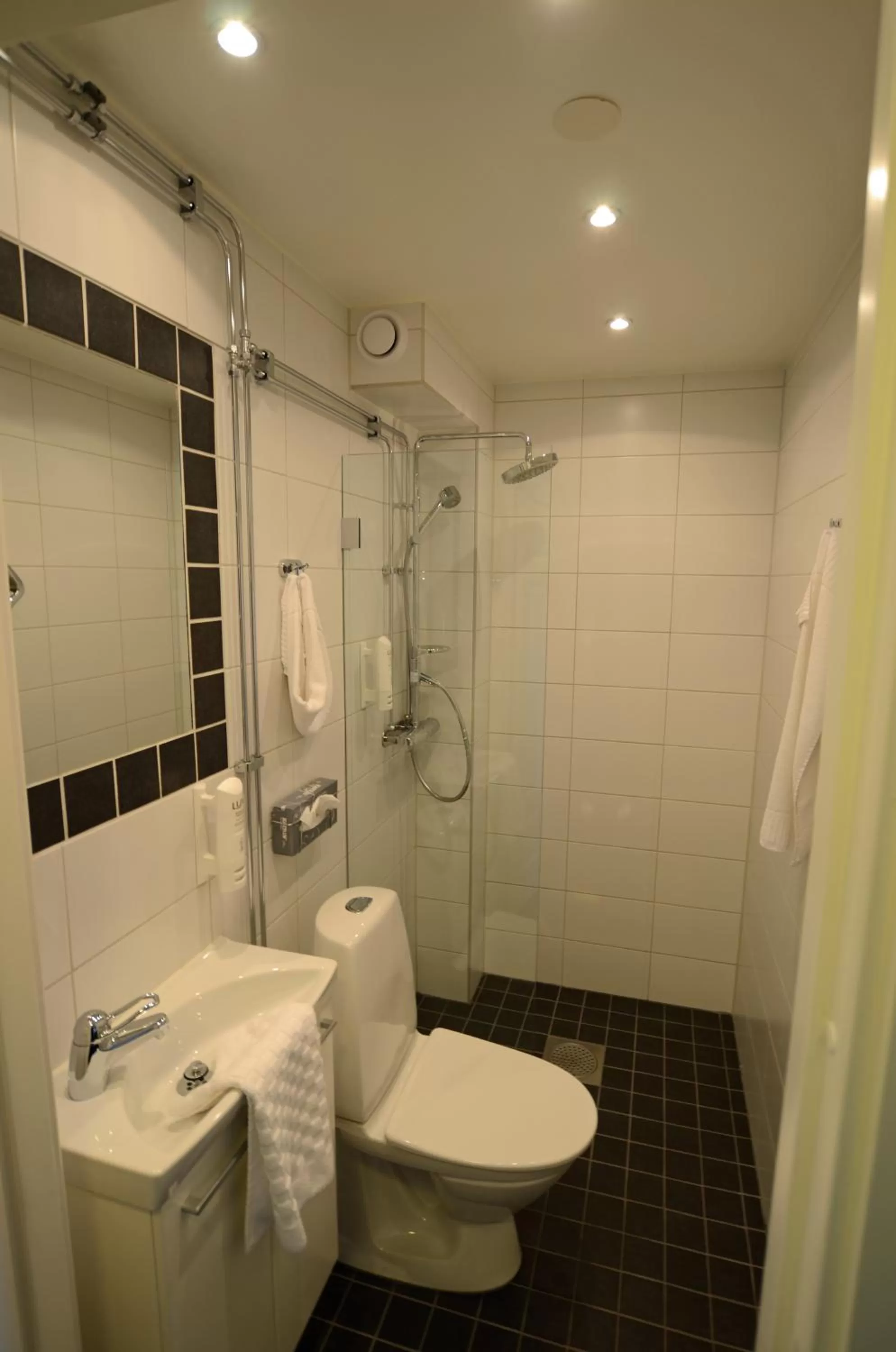 Shower in Best Western Centralhotellet