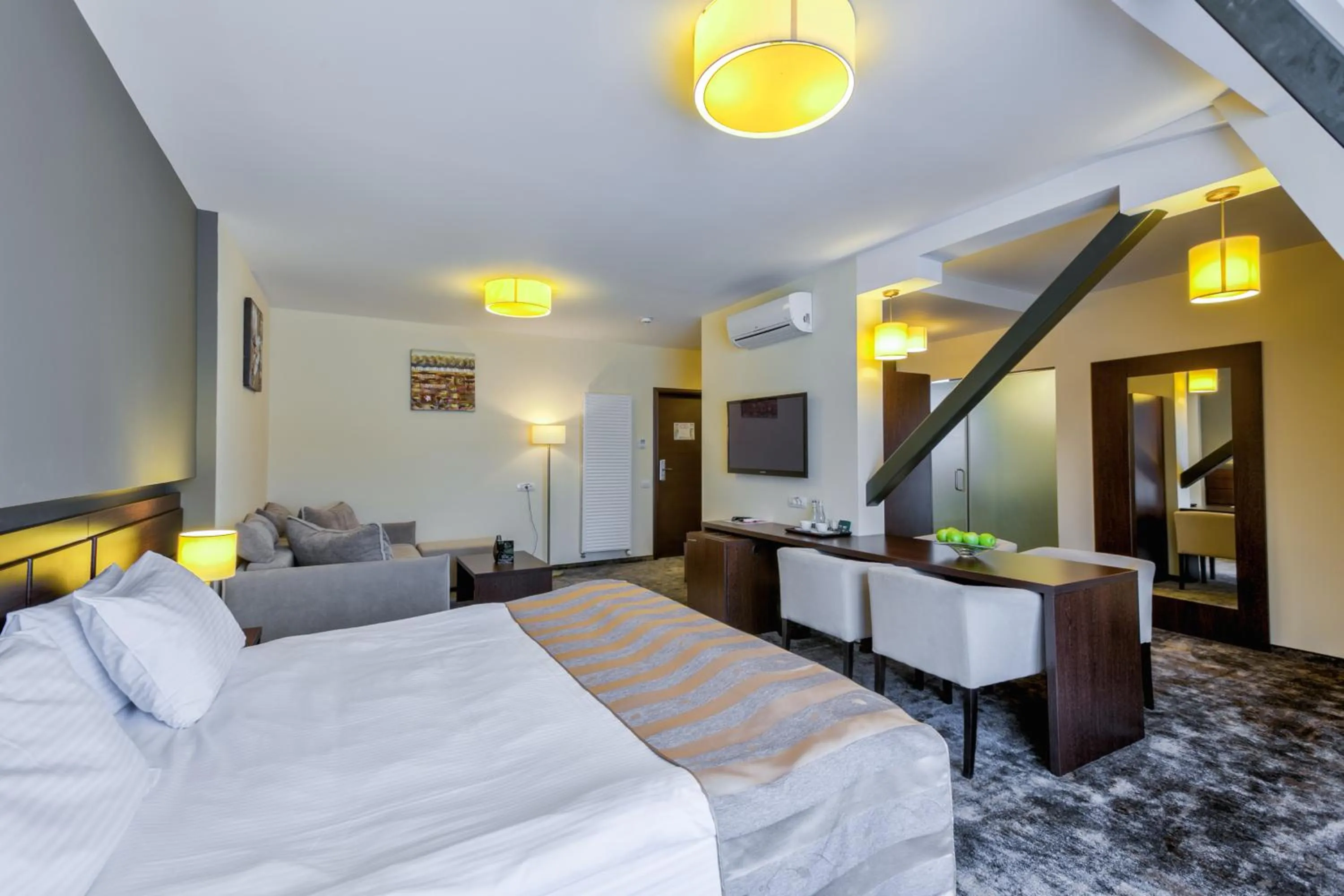 Photo of the whole room, Bed in Golden Time Hotel